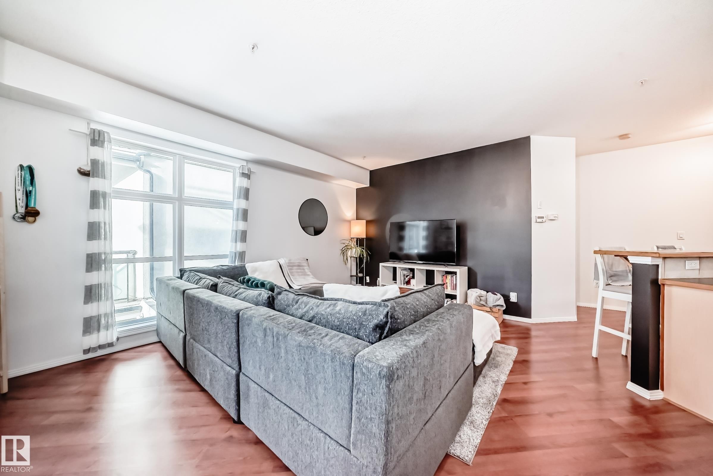 223 10407 122 Street, Edmonton, AB - Indoor Photo Showing Living Room