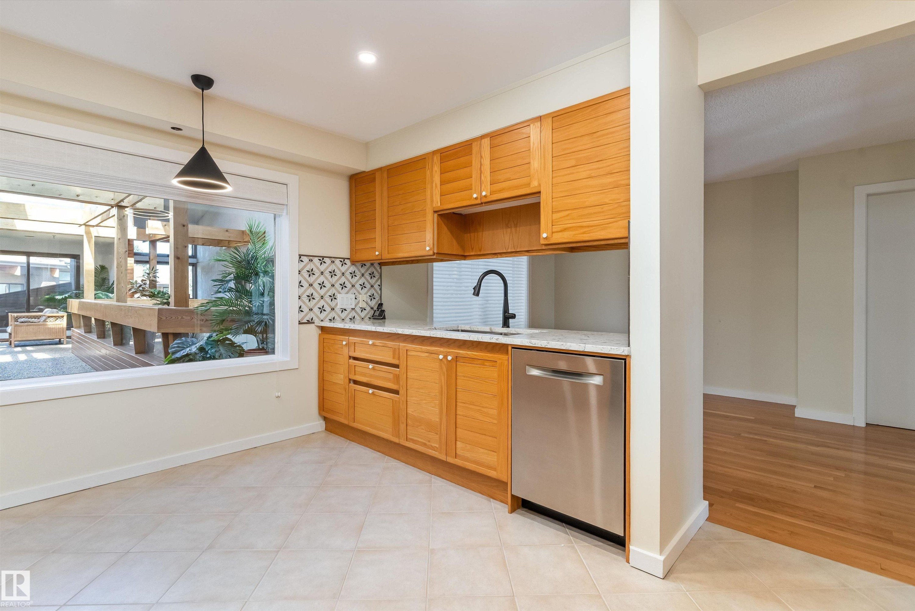 7 14824 45 Avenue, Edmonton, AB - Indoor Photo Showing Kitchen