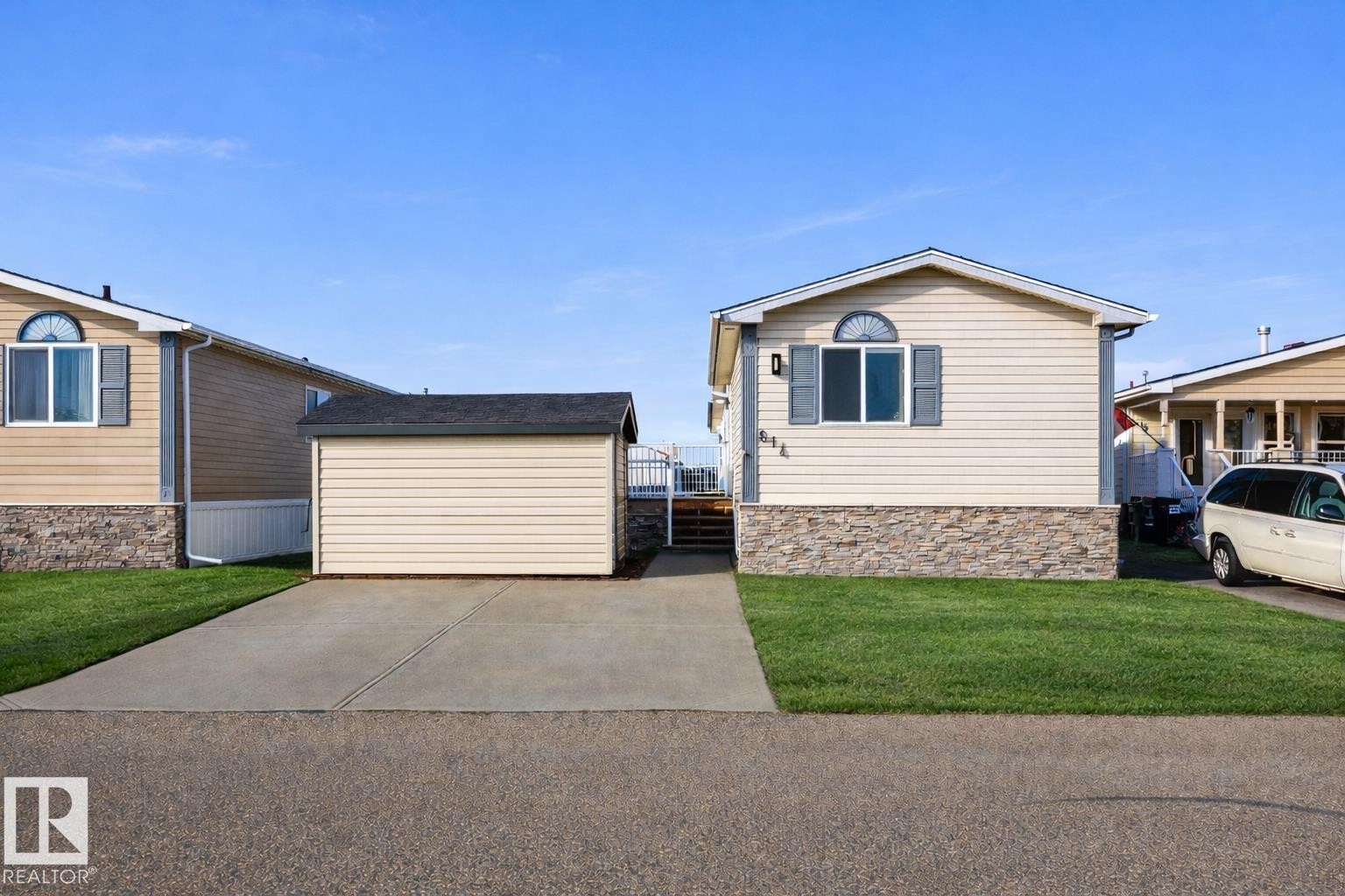 This photo is virtually staged using AI. - 514 Maple Wood Crescent, Edmonton, AB - Outdoor