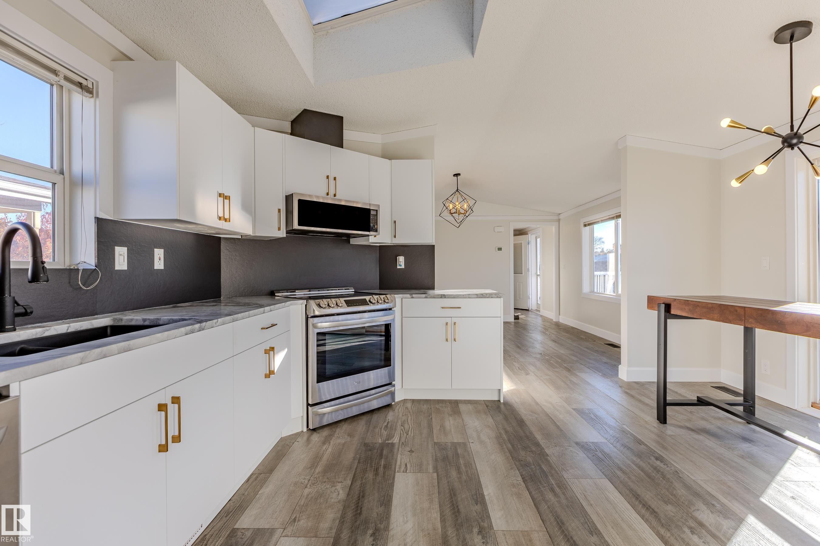 514 Maple Wood Crescent, Edmonton, AB - Indoor Photo Showing Kitchen