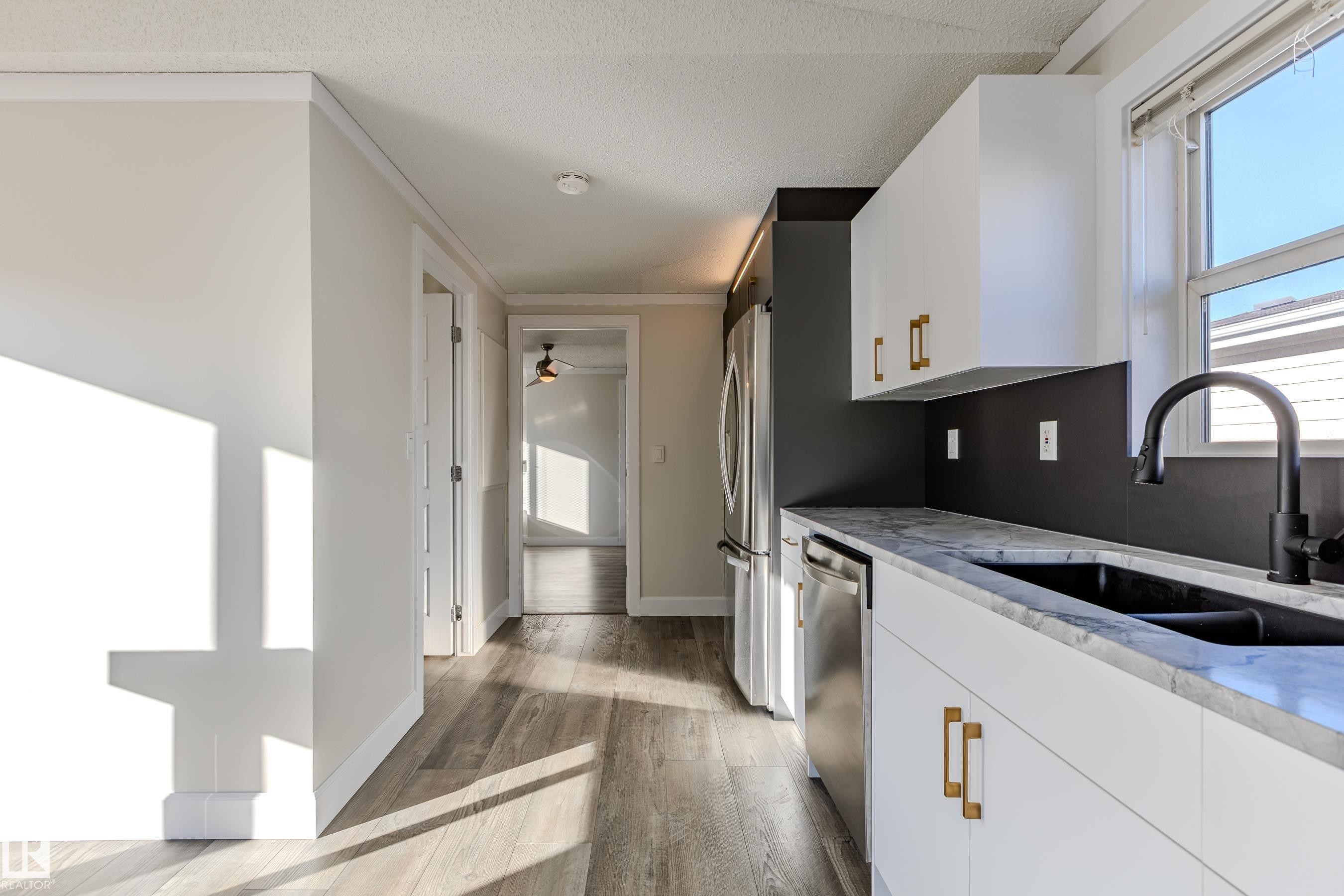 514 Maple Wood Crescent, Edmonton, AB - Indoor Photo Showing Kitchen With Double Sink