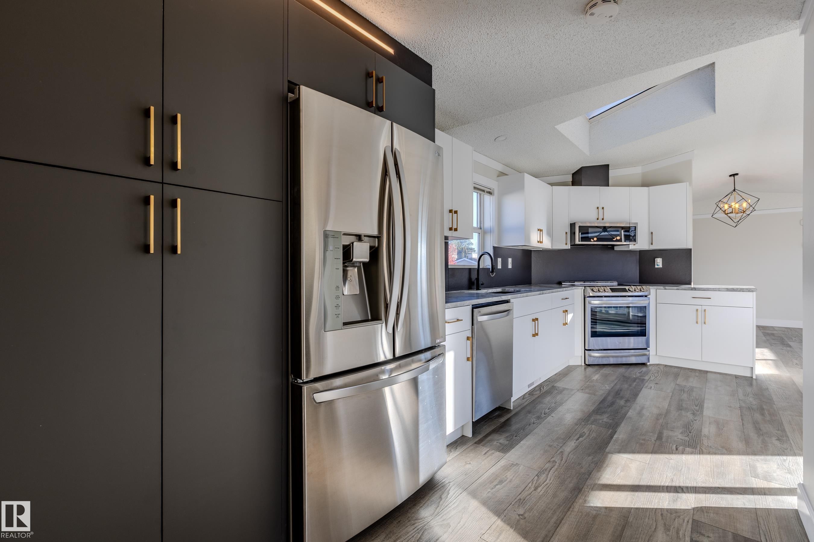 514 Maple Wood Crescent, Edmonton, AB - Indoor Photo Showing Kitchen With Stainless Steel Kitchen