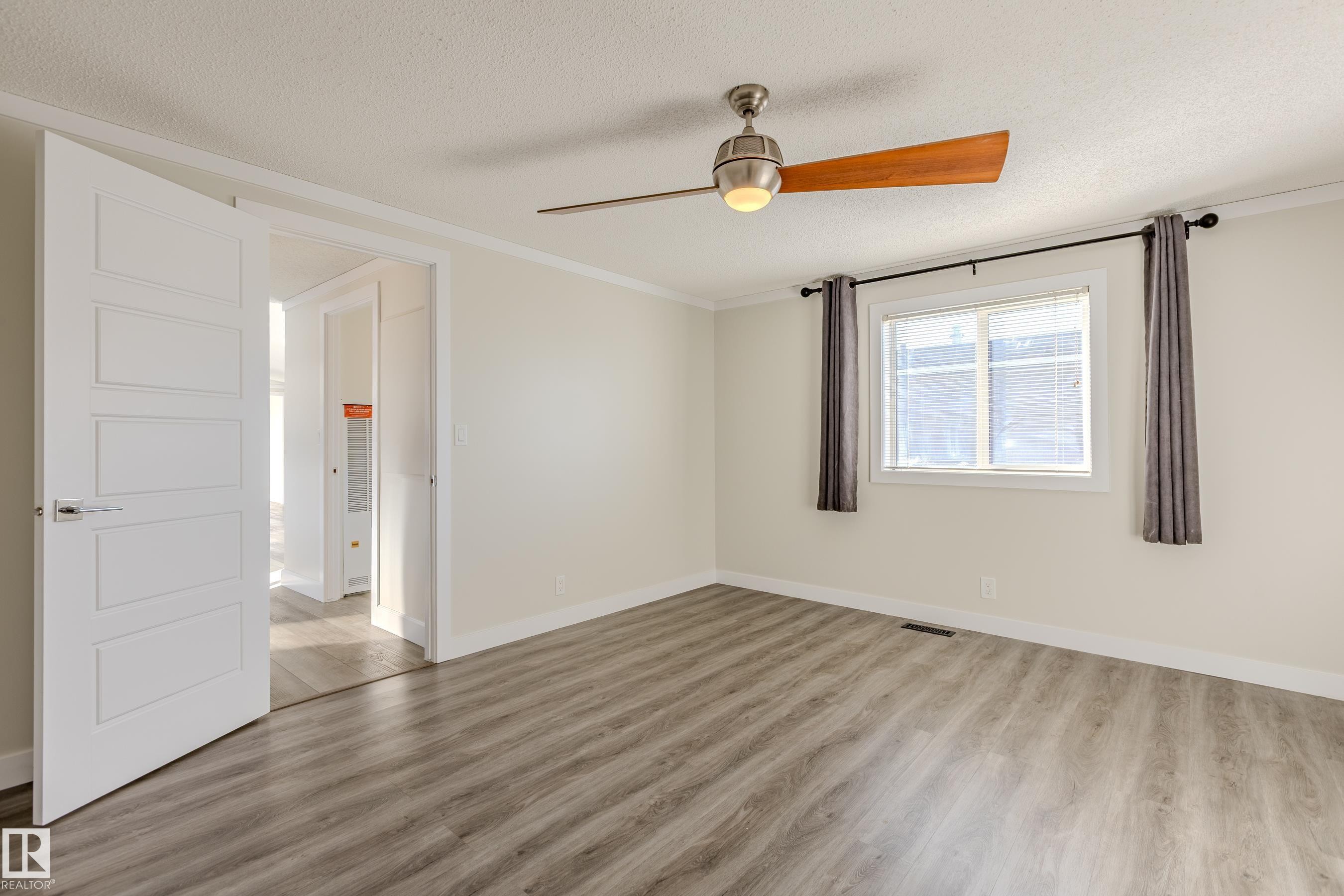 514 Maple Wood Crescent, Edmonton, AB - Indoor Photo Showing Other Room