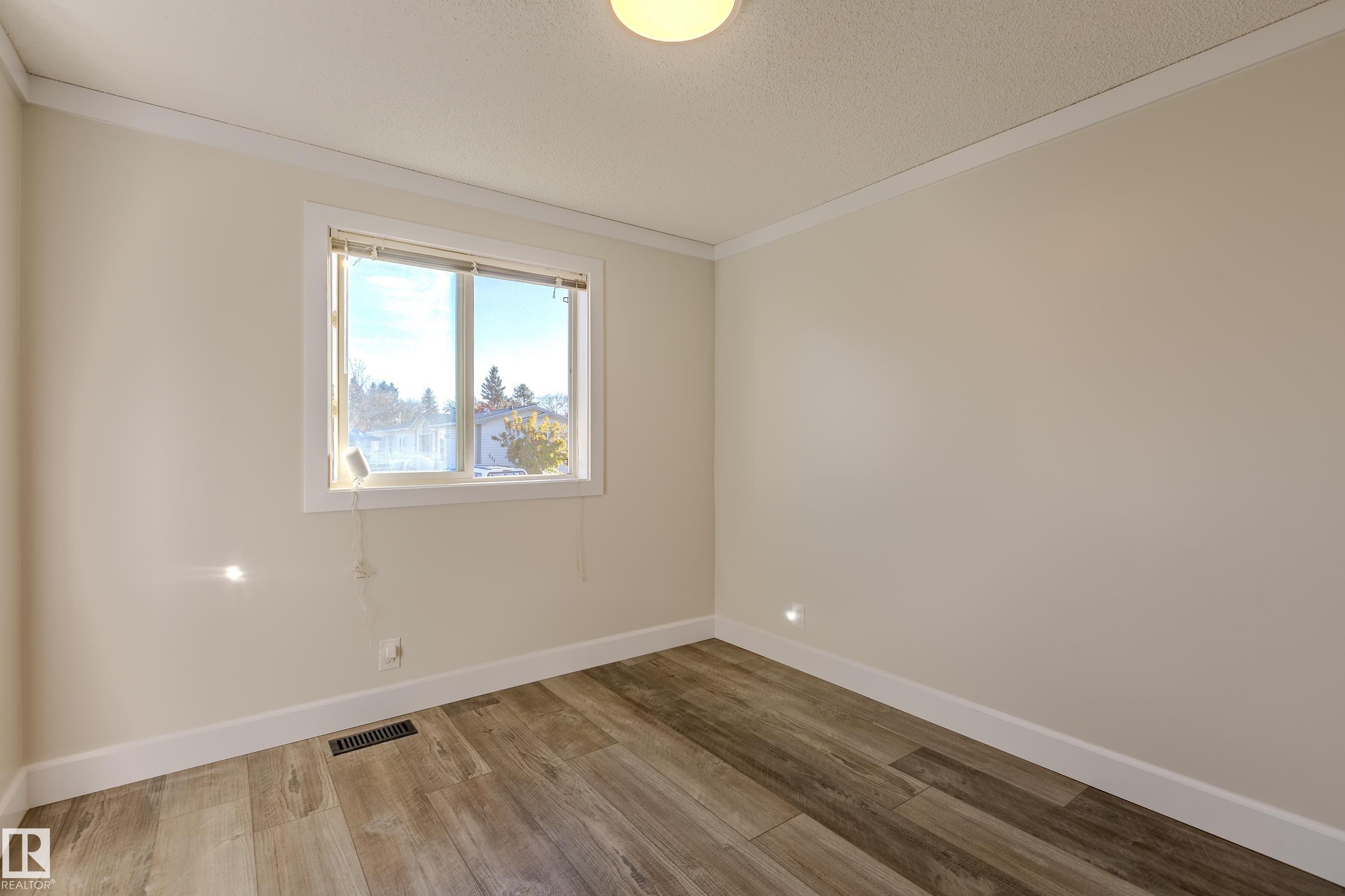 514 Maple Wood Crescent, Edmonton, AB - Indoor Photo Showing Other Room