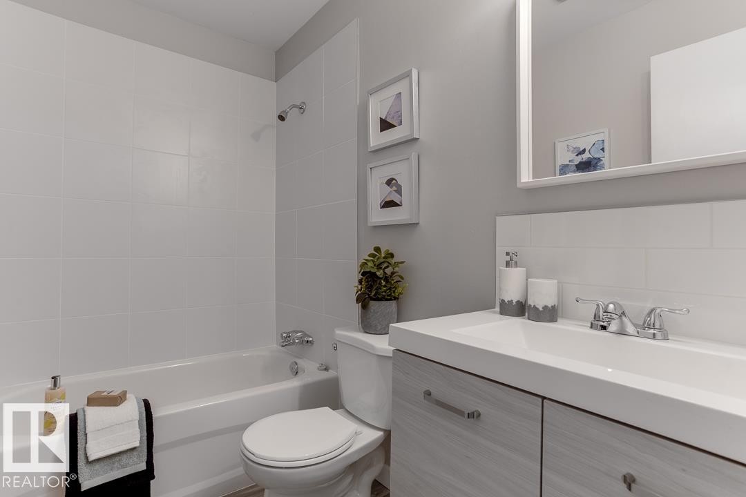 7032 Mill Woods Road, Edmonton, AB - Indoor Photo Showing Bathroom