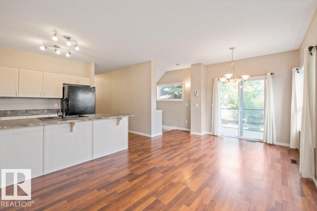 59 3010 33 Avenue, Edmonton, AB - Indoor Photo Showing Kitchen