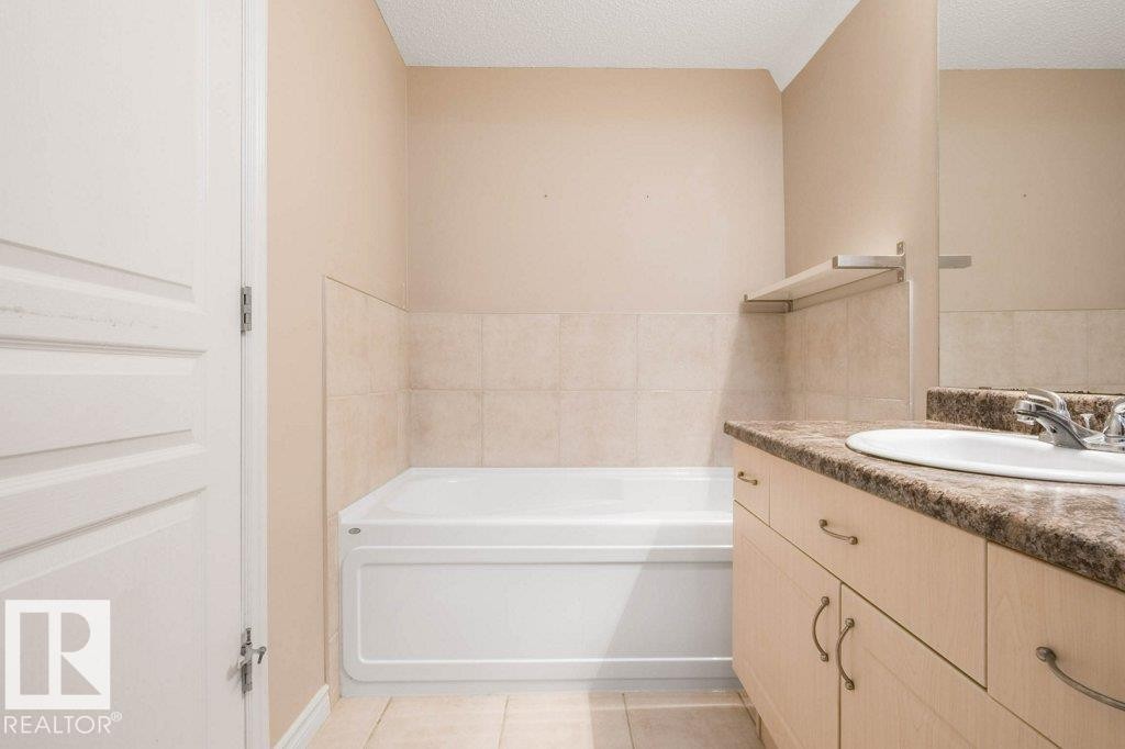59 3010 33 Avenue, Edmonton, AB - Indoor Photo Showing Bathroom