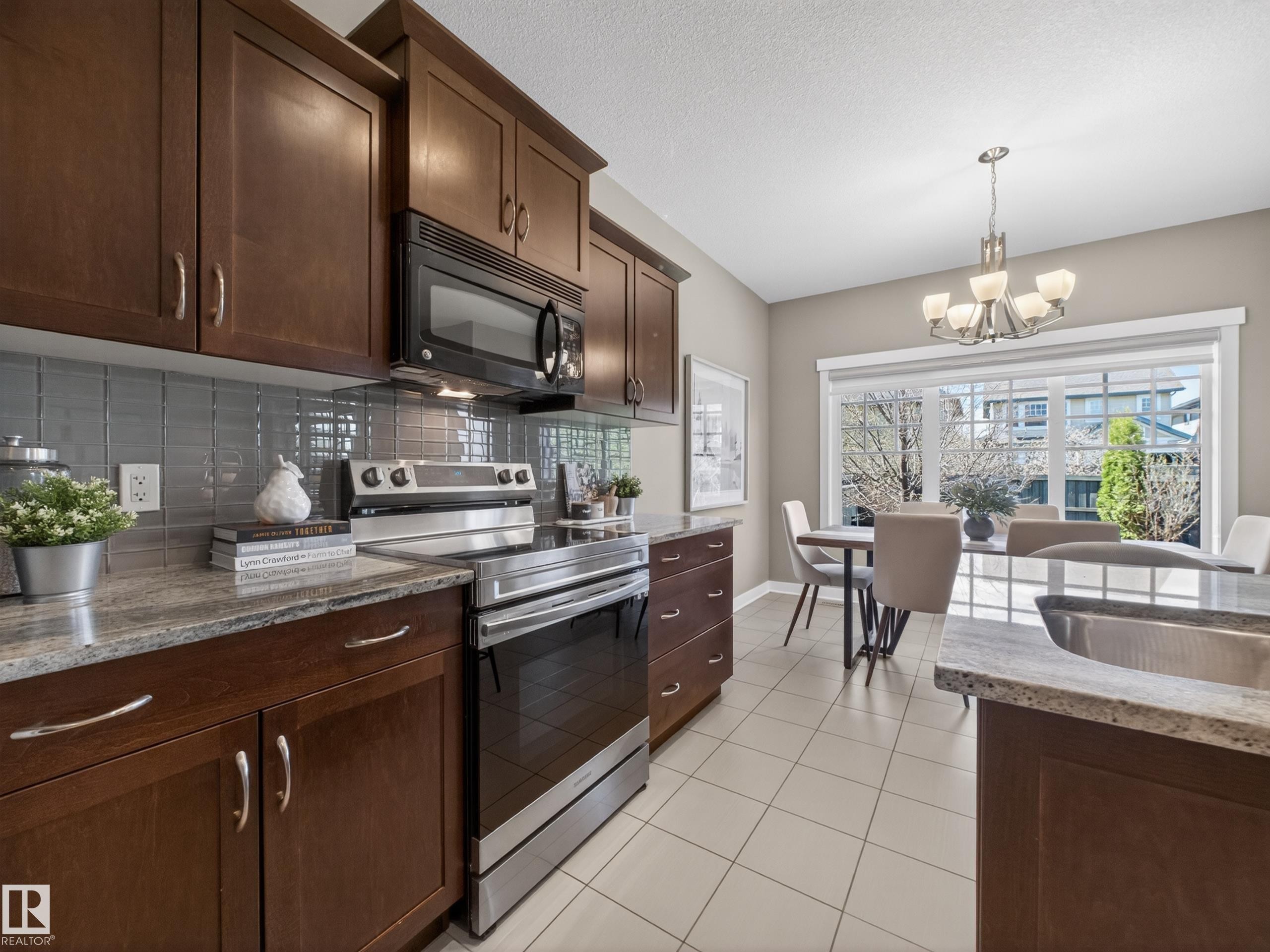 2729 Anderson Crescent, Edmonton, AB - Indoor Photo Showing Kitchen
