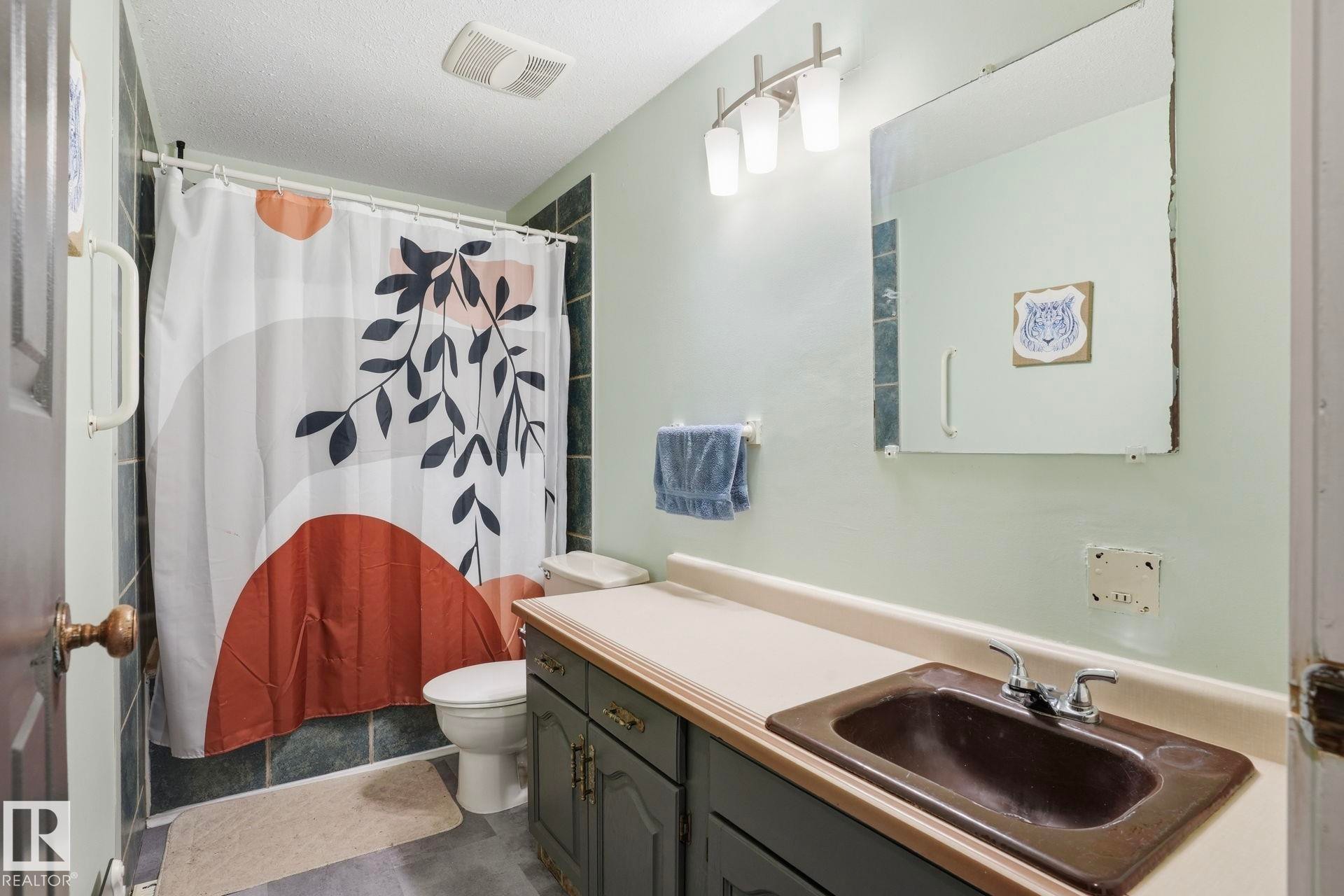 12340 St Albert Trail, Edmonton, AB - Indoor Photo Showing Bathroom