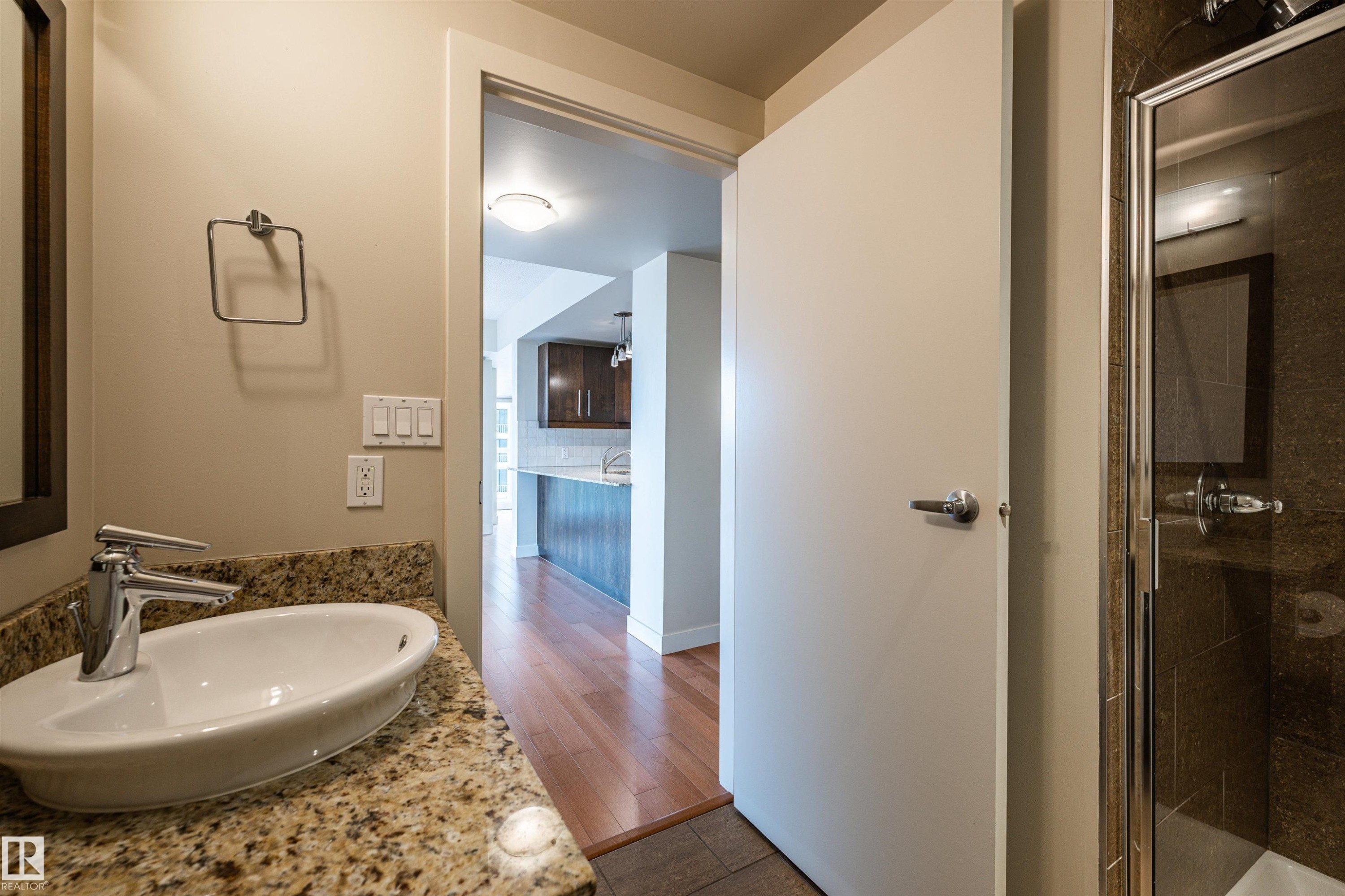 304 10046 117 Street, Edmonton, AB - Indoor Photo Showing Bathroom