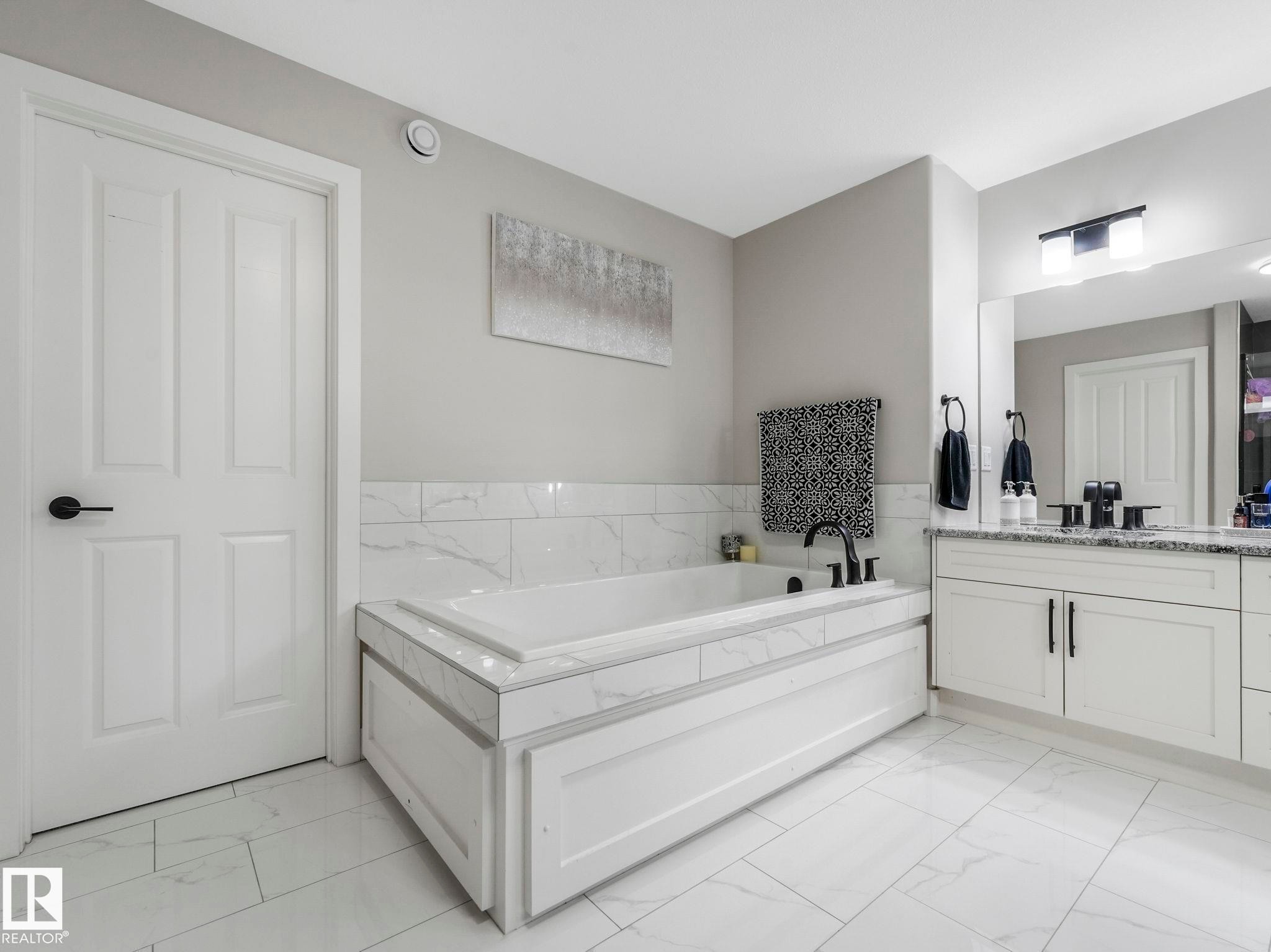 6813 Knox Loop, Edmonton, AB - Indoor Photo Showing Bathroom