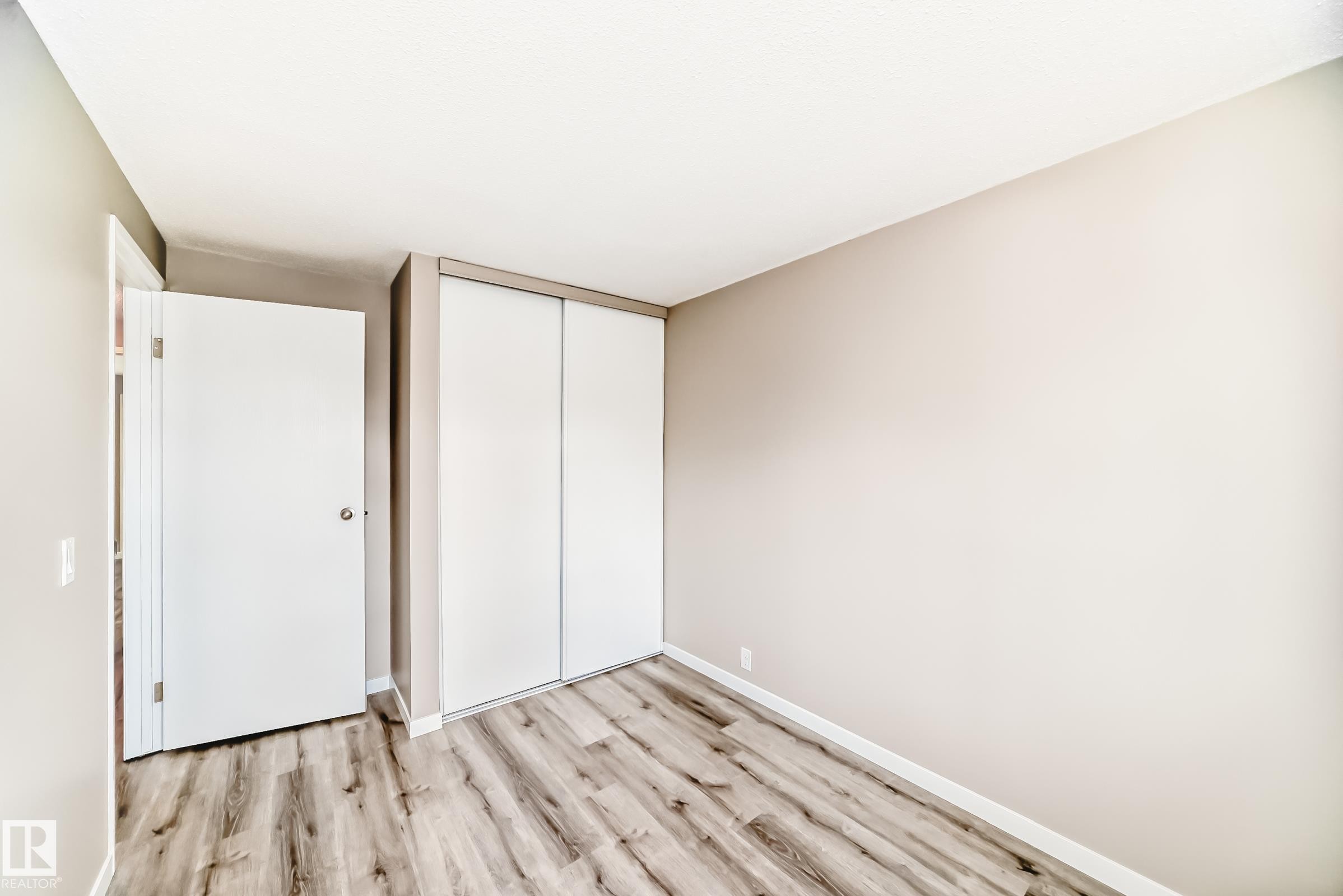 Neutral tone walls with wood-finish flooring - 2578 138A Avenue, Edmonton, AB - Indoor Photo Showing Other Room