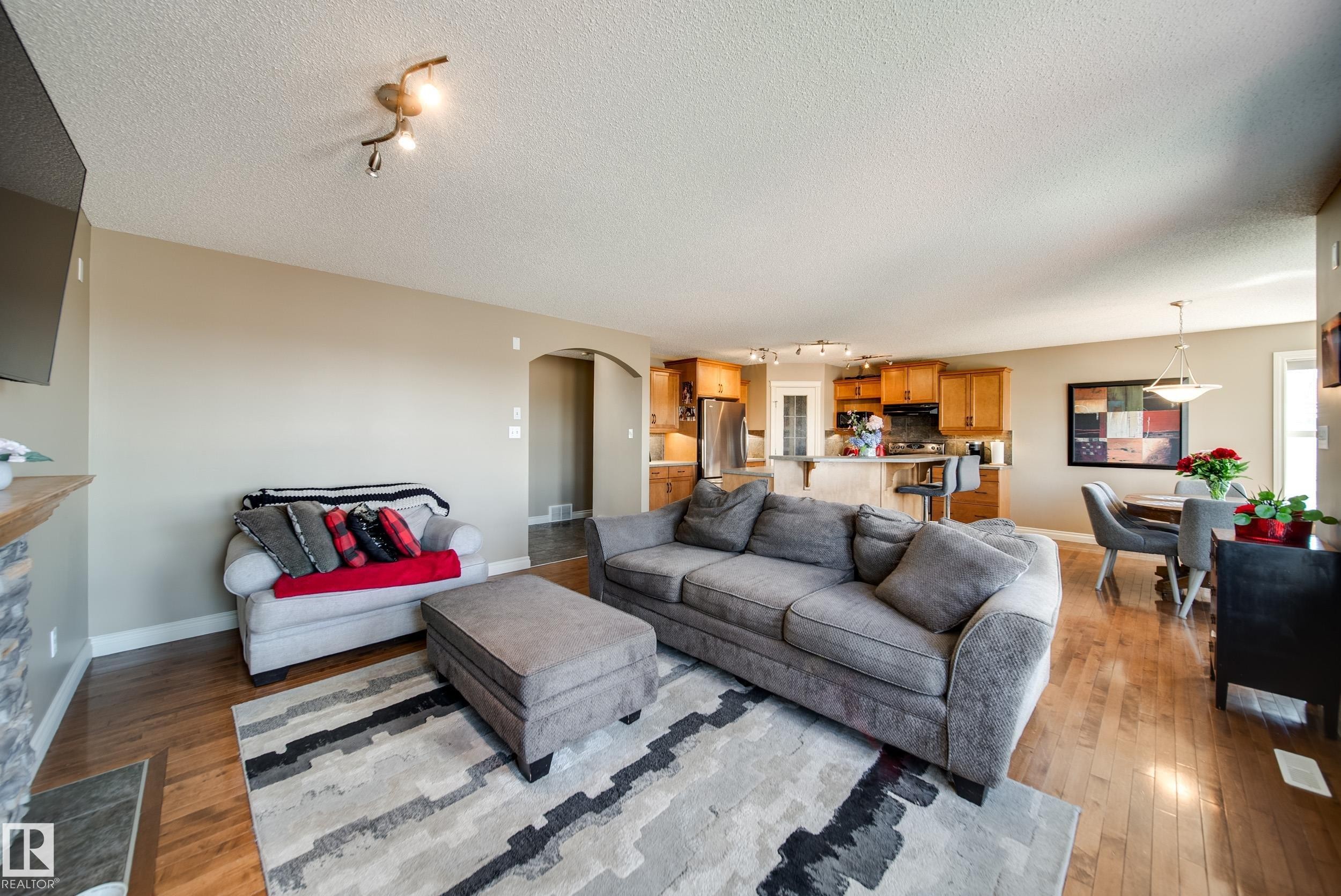 12627 16 Avenue, Edmonton, AB - Indoor Photo Showing Living Room