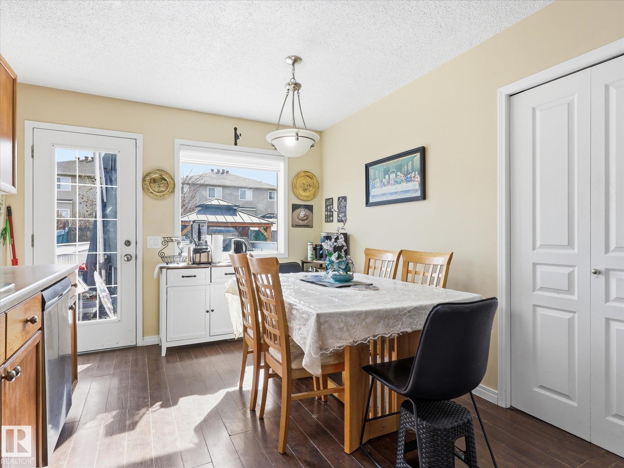 15135 43 Street Nw, Edmonton, AB - Indoor Photo Showing Dining Room