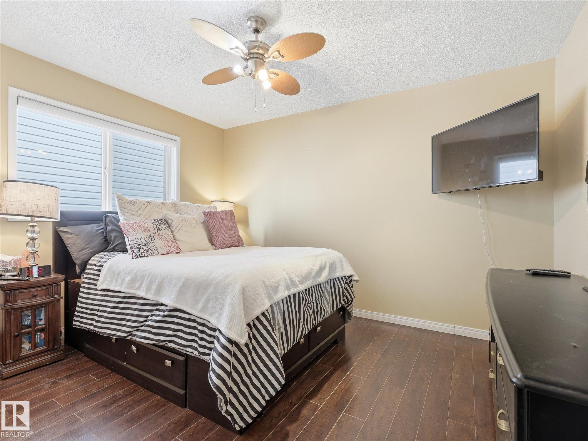 15135 43 Street Nw, Edmonton, AB - Indoor Photo Showing Bedroom