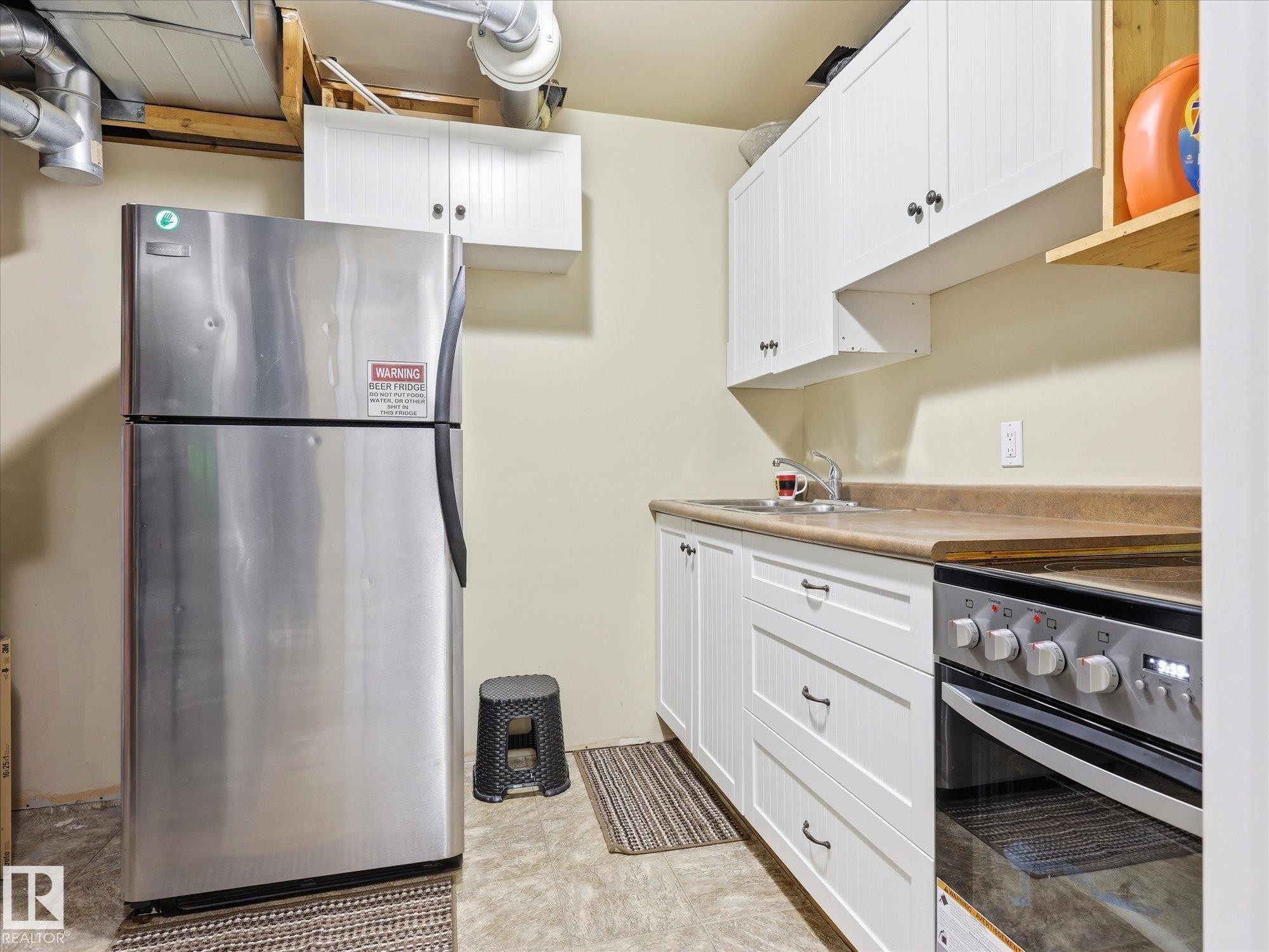 15135 43 Street Nw, Edmonton, AB - Indoor Photo Showing Kitchen