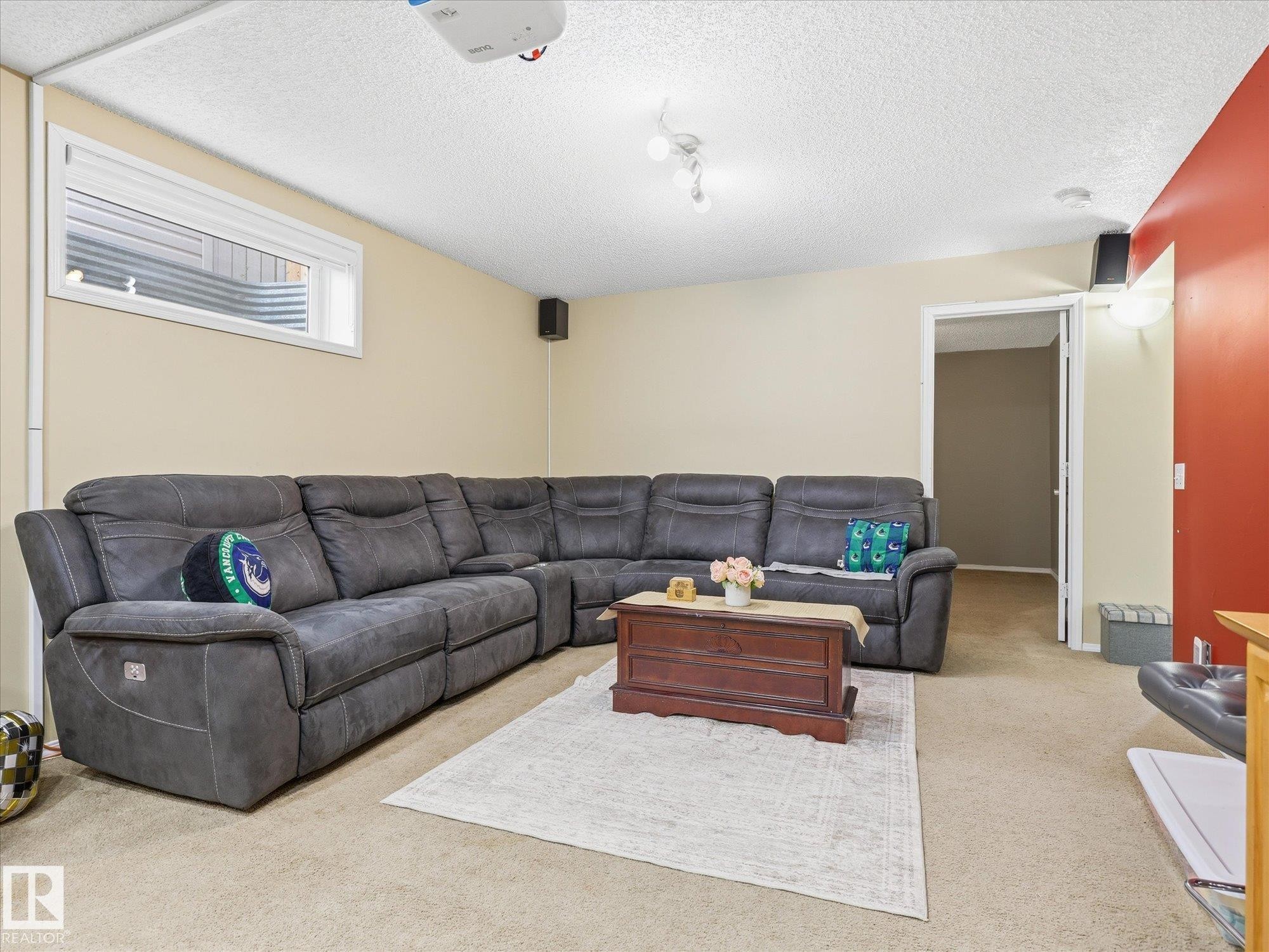 15135 43 Street Nw, Edmonton, AB - Indoor Photo Showing Living Room
