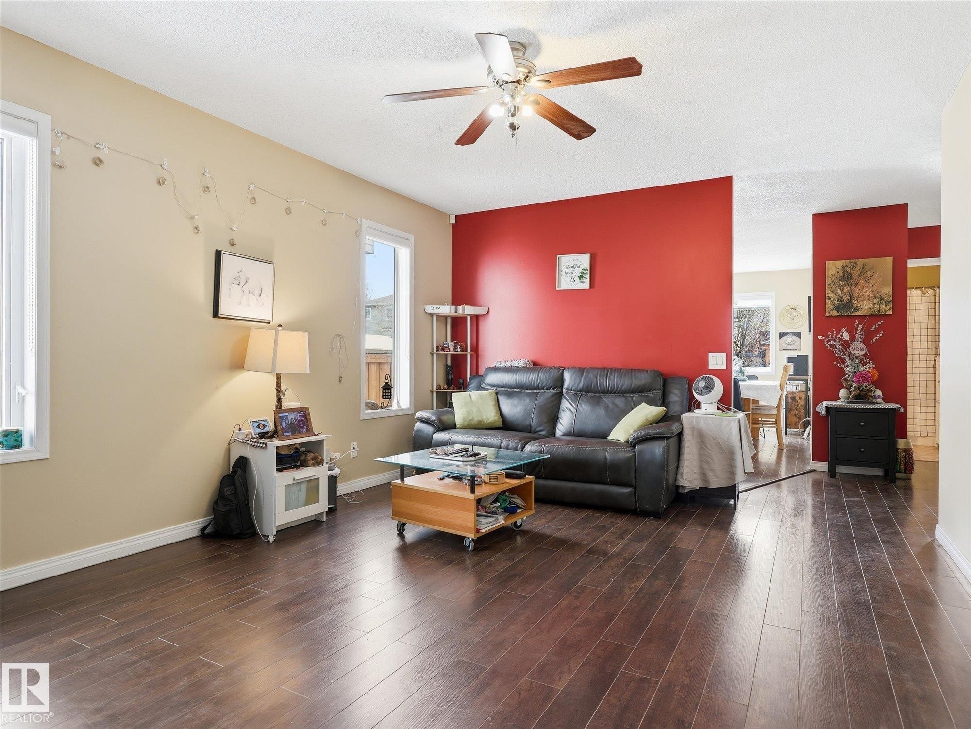 15135 43 Street Nw, Edmonton, AB - Indoor Photo Showing Living Room
