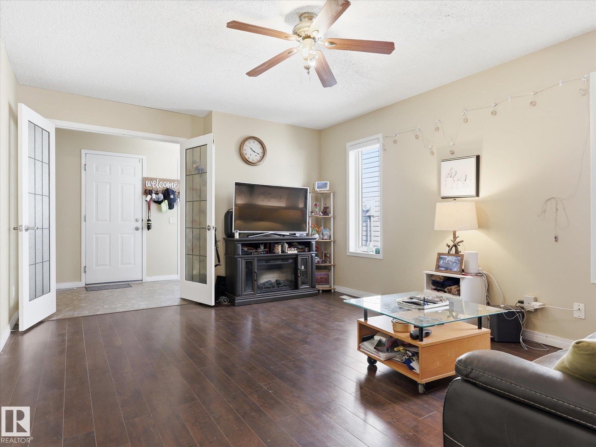 15135 43 Street Nw, Edmonton, AB - Indoor Photo Showing Living Room