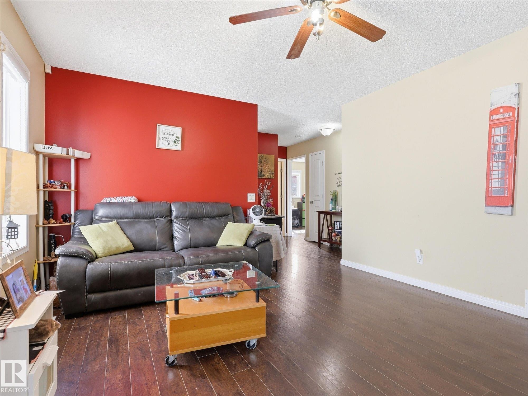 15135 43 Street Nw, Edmonton, AB - Indoor Photo Showing Living Room