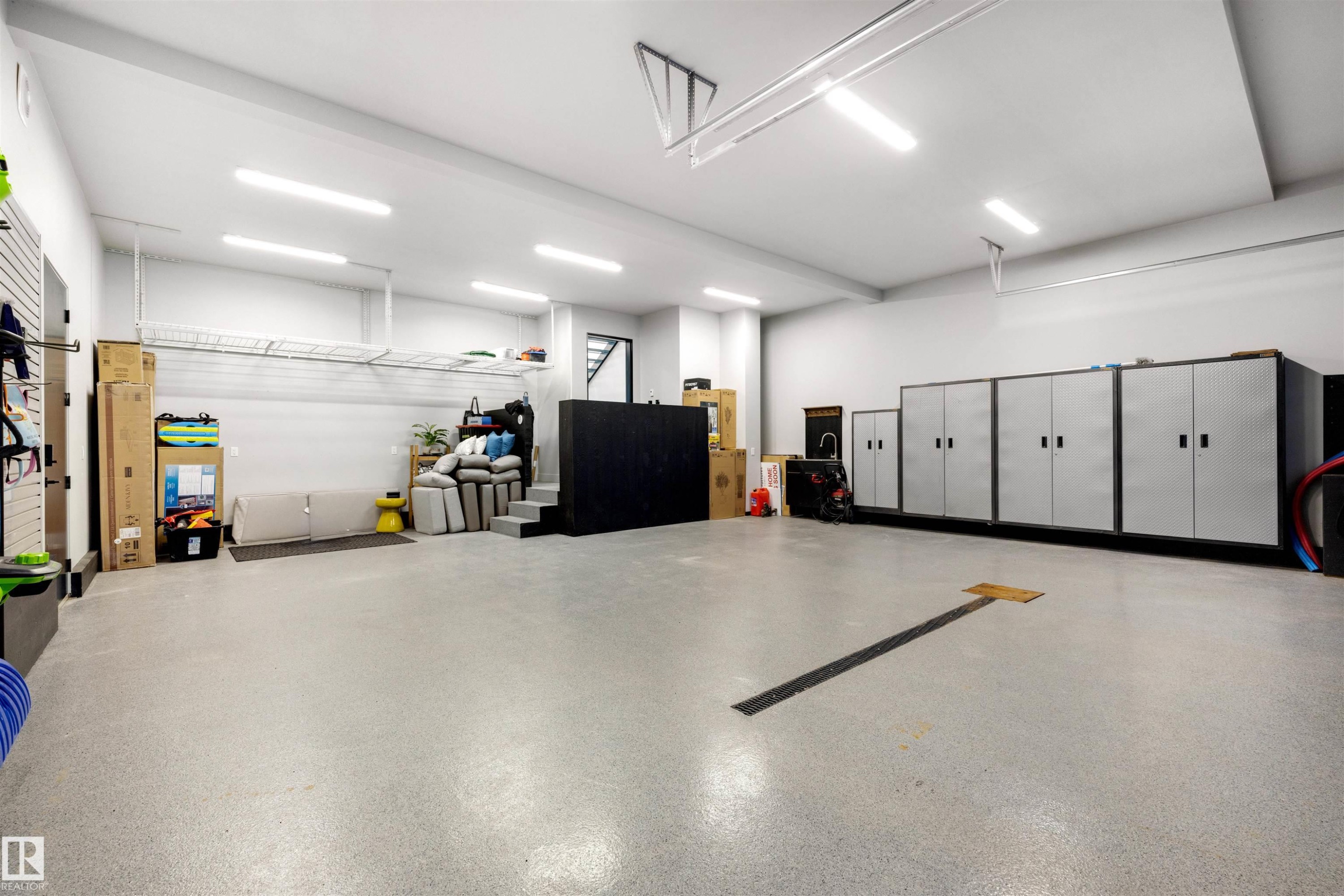 71 Birchcliff Road, Birchcliff, AB - Indoor Photo Showing Garage