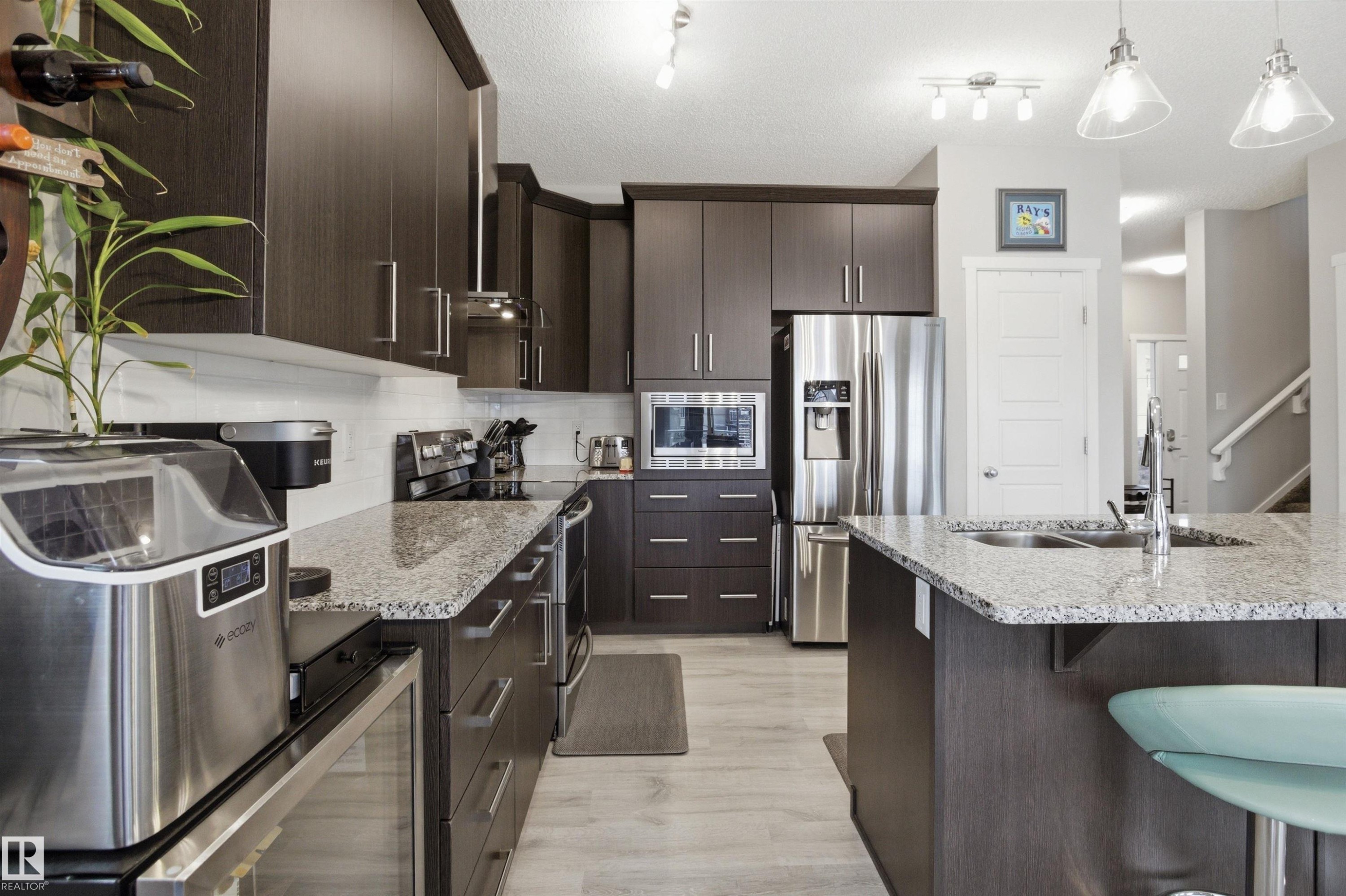 807 Eagleson Link, Edmonton, AB - Indoor Photo Showing Kitchen With Stainless Steel Kitchen With Double Sink With Upgraded Kitchen