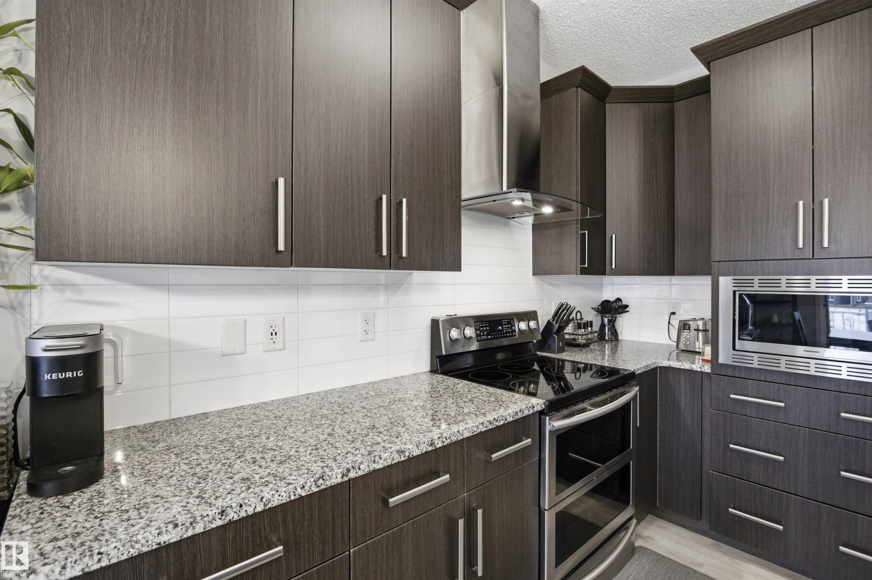 807 Eagleson Link, Edmonton, AB - Indoor Photo Showing Kitchen With Upgraded Kitchen