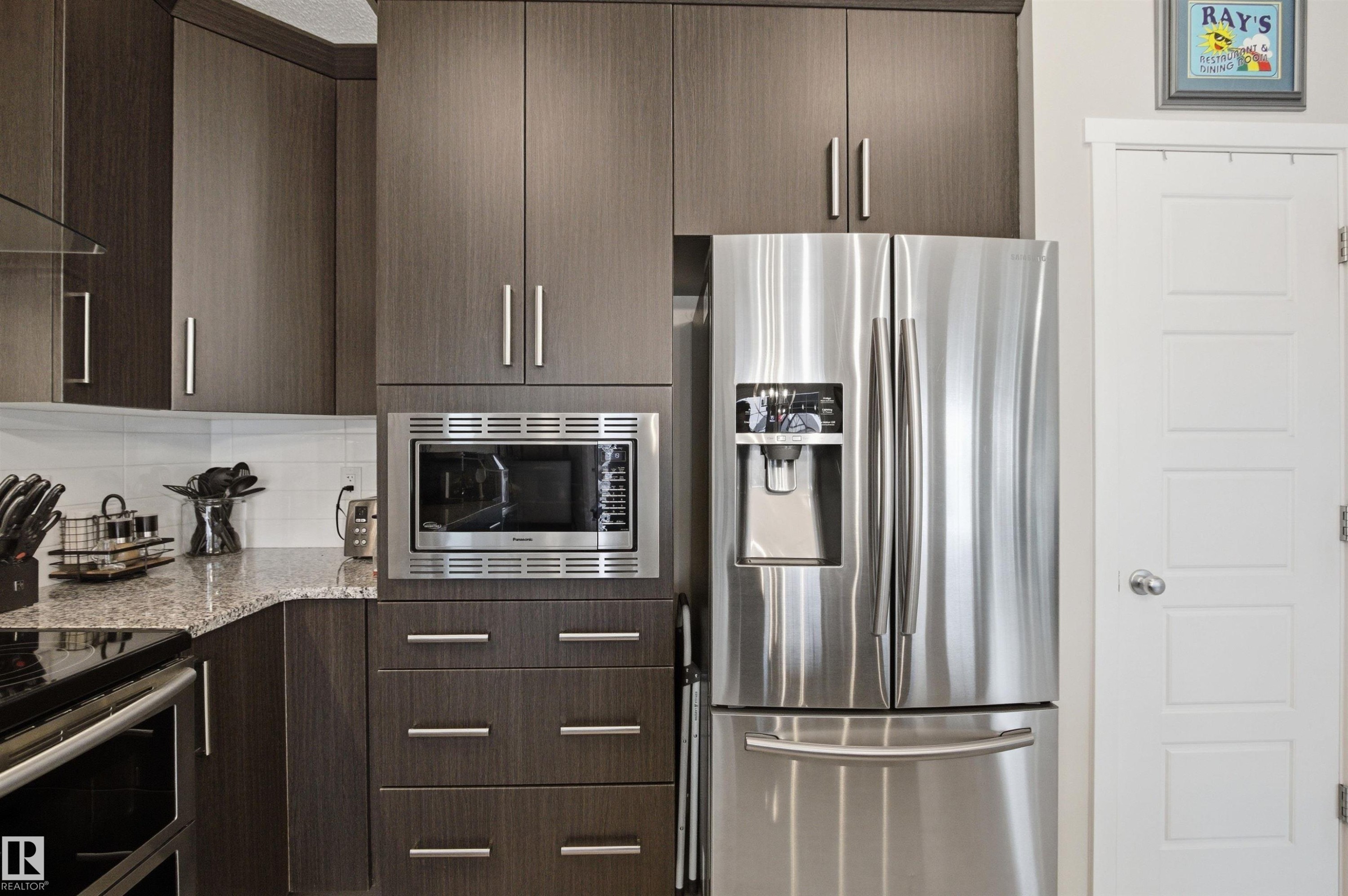 807 Eagleson Link, Edmonton, AB - Indoor Photo Showing Kitchen With Stainless Steel Kitchen With Upgraded Kitchen