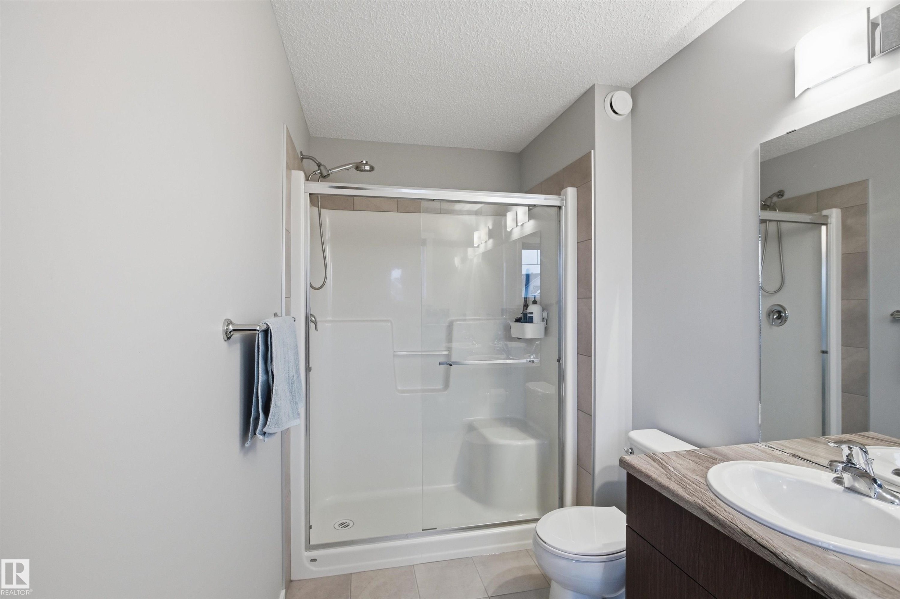 807 Eagleson Link, Edmonton, AB - Indoor Photo Showing Bathroom