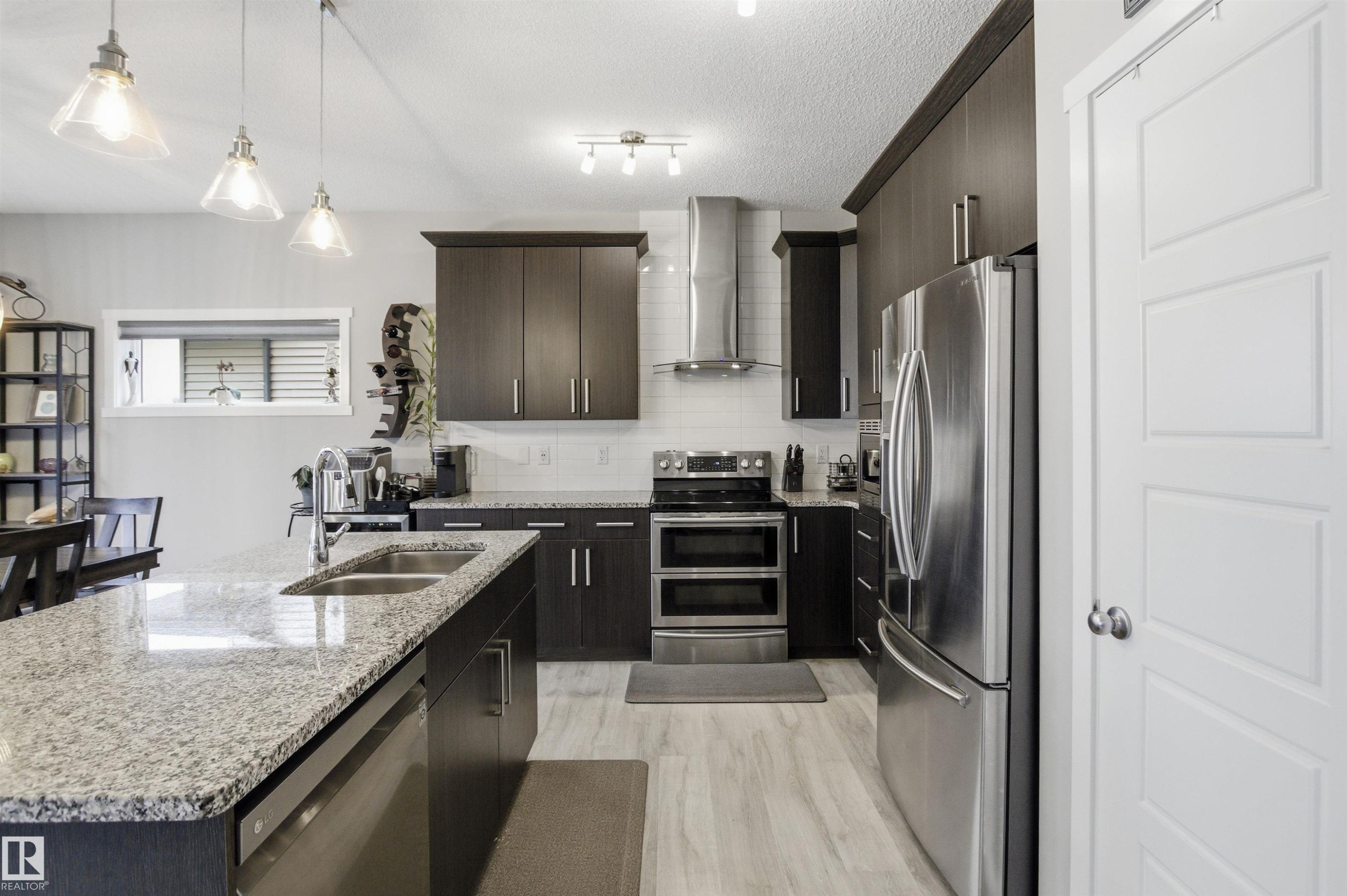 807 Eagleson Link, Edmonton, AB - Indoor Photo Showing Kitchen With Stainless Steel Kitchen With Double Sink With Upgraded Kitchen