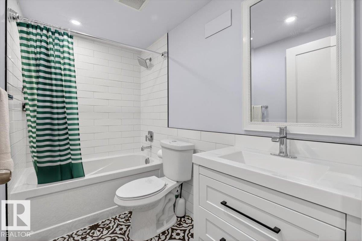 14835 103 Avenue, Edmonton, AB - Indoor Photo Showing Bathroom