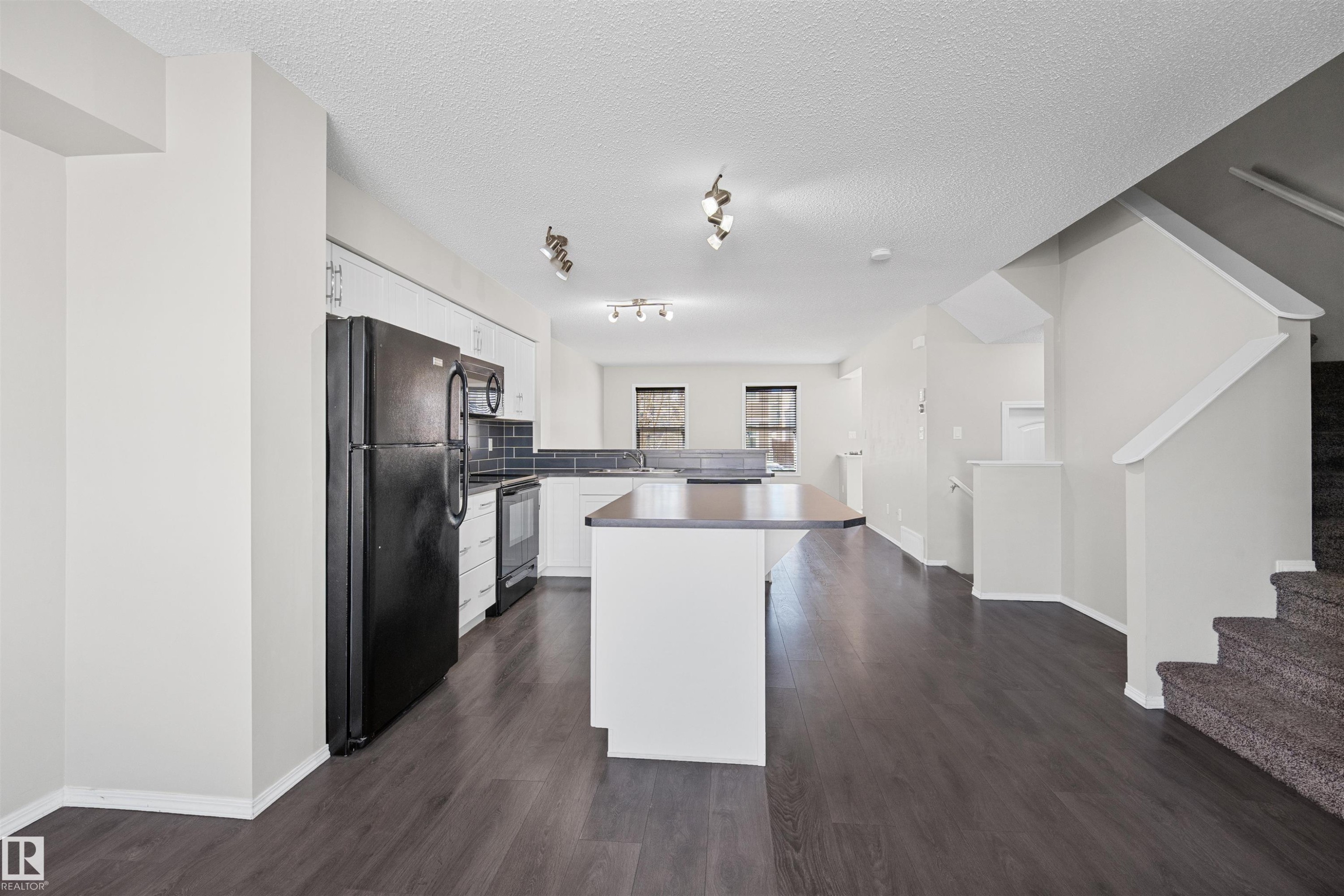 3041 Arthurs Crescent Sw, Edmonton, AB - Indoor Photo Showing Kitchen