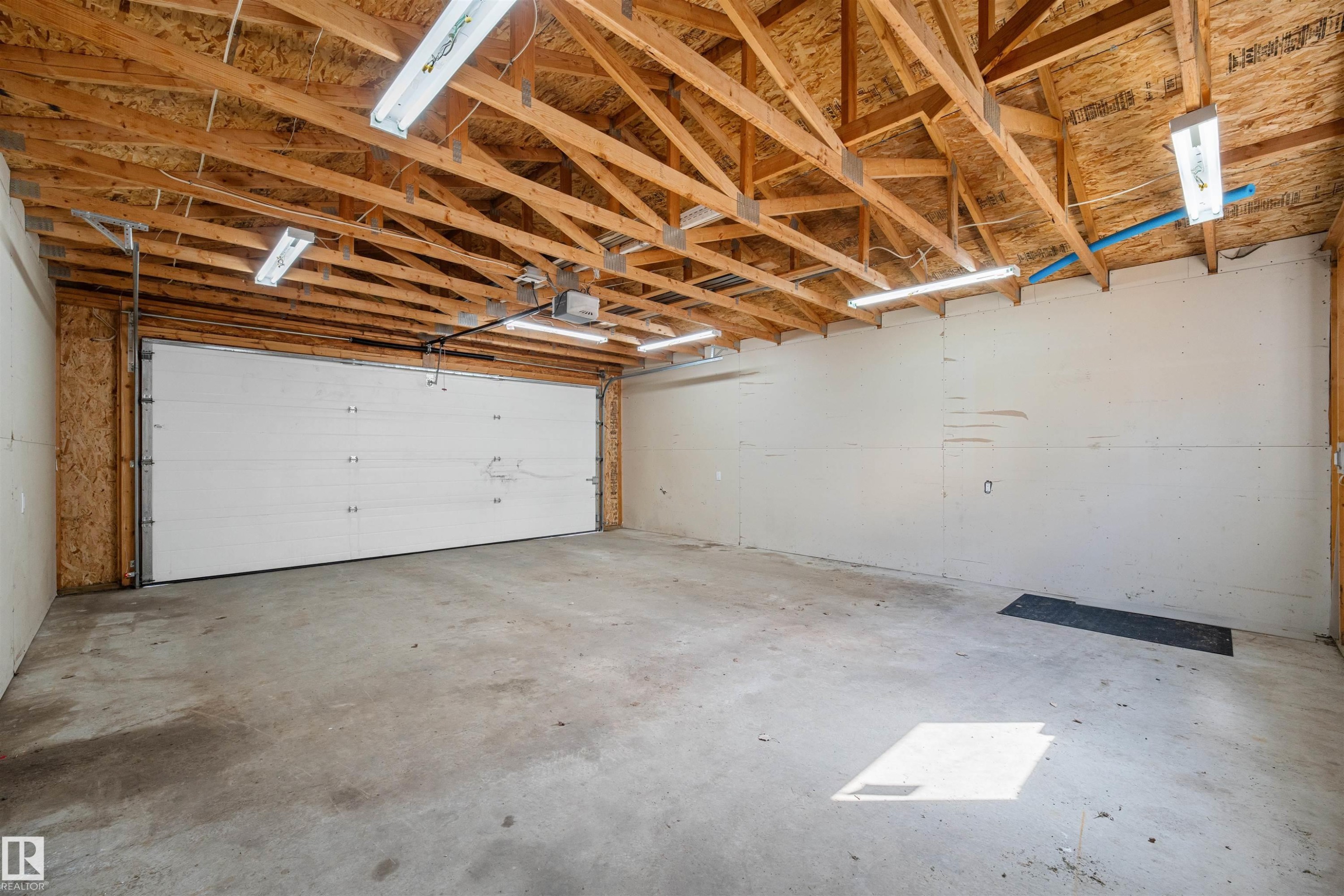 3041 Arthurs Crescent Sw, Edmonton, AB - Indoor Photo Showing Garage