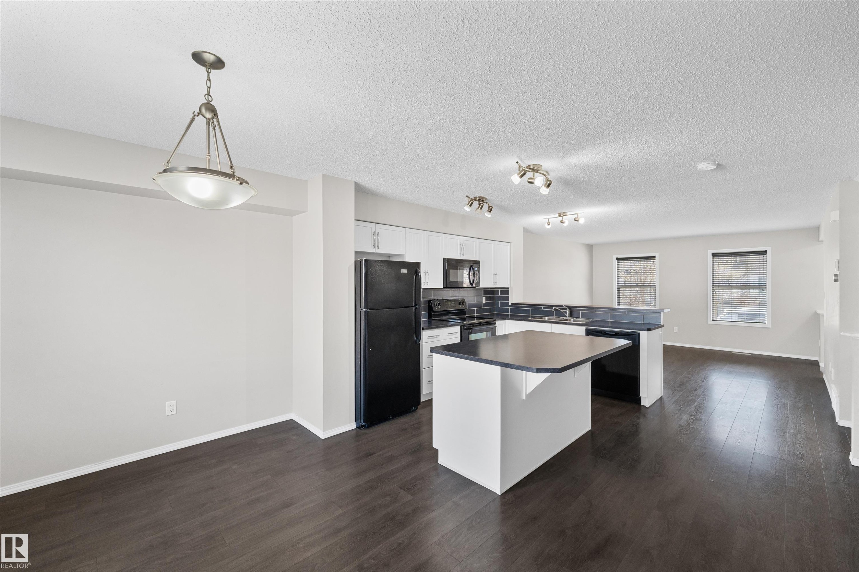 3041 Arthurs Crescent Sw, Edmonton, AB - Indoor Photo Showing Kitchen