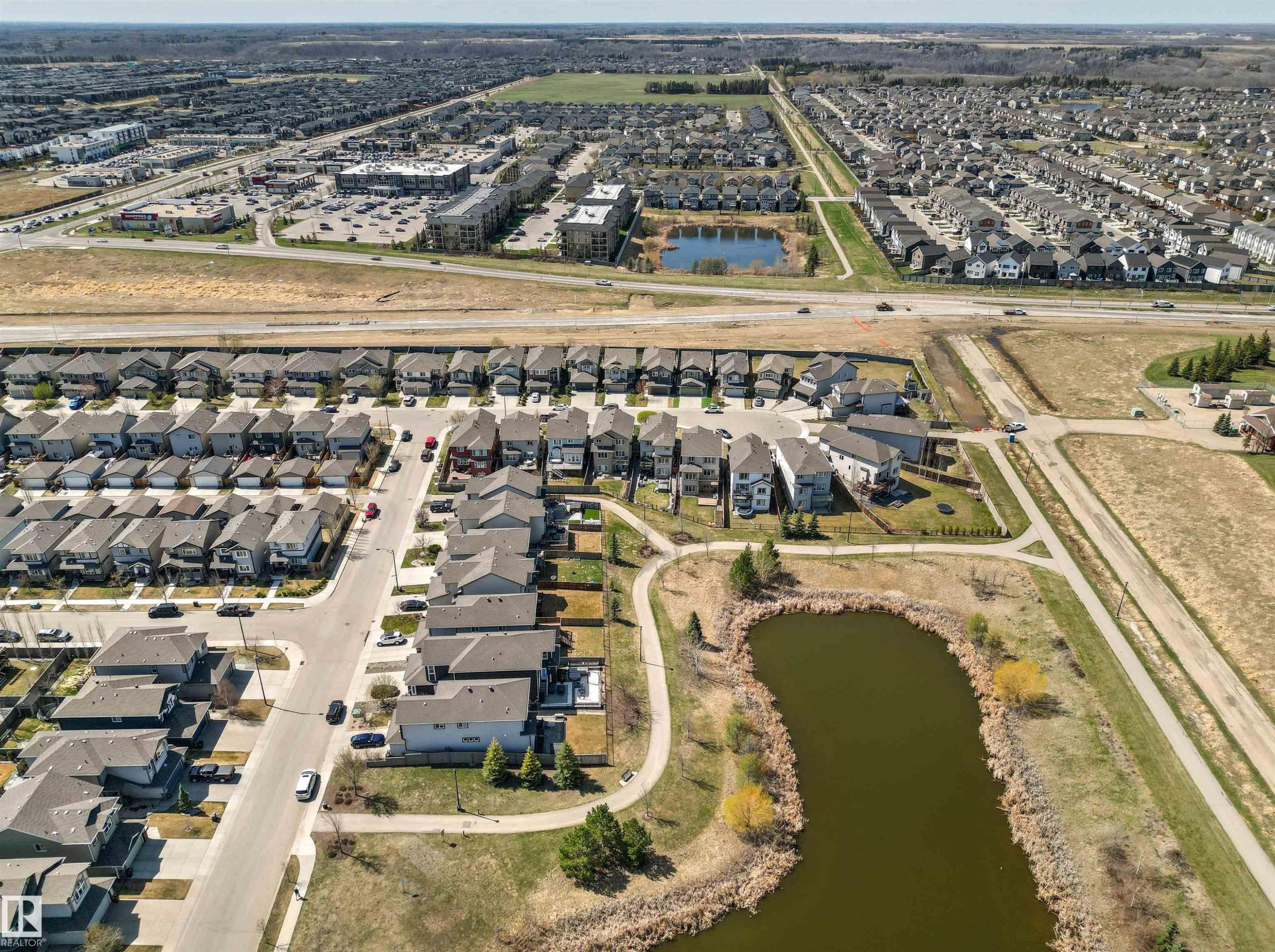 Aerial perspective showcasing a residential community with abundant green spaces - 7343 Armour Crescent, Edmonton, AB - Outdoor With View