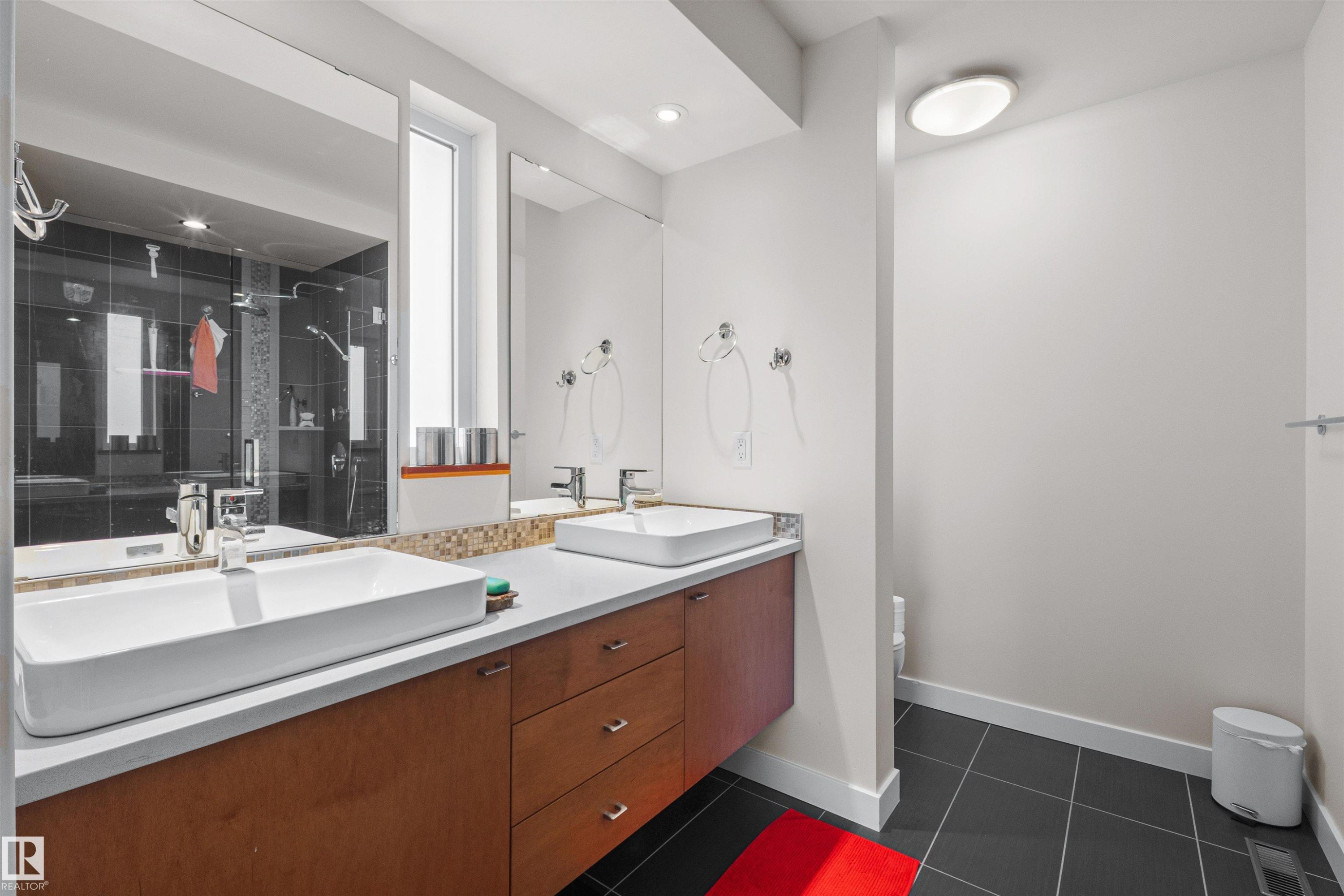 8839 93 Street, Edmonton, AB - Indoor Photo Showing Bathroom
