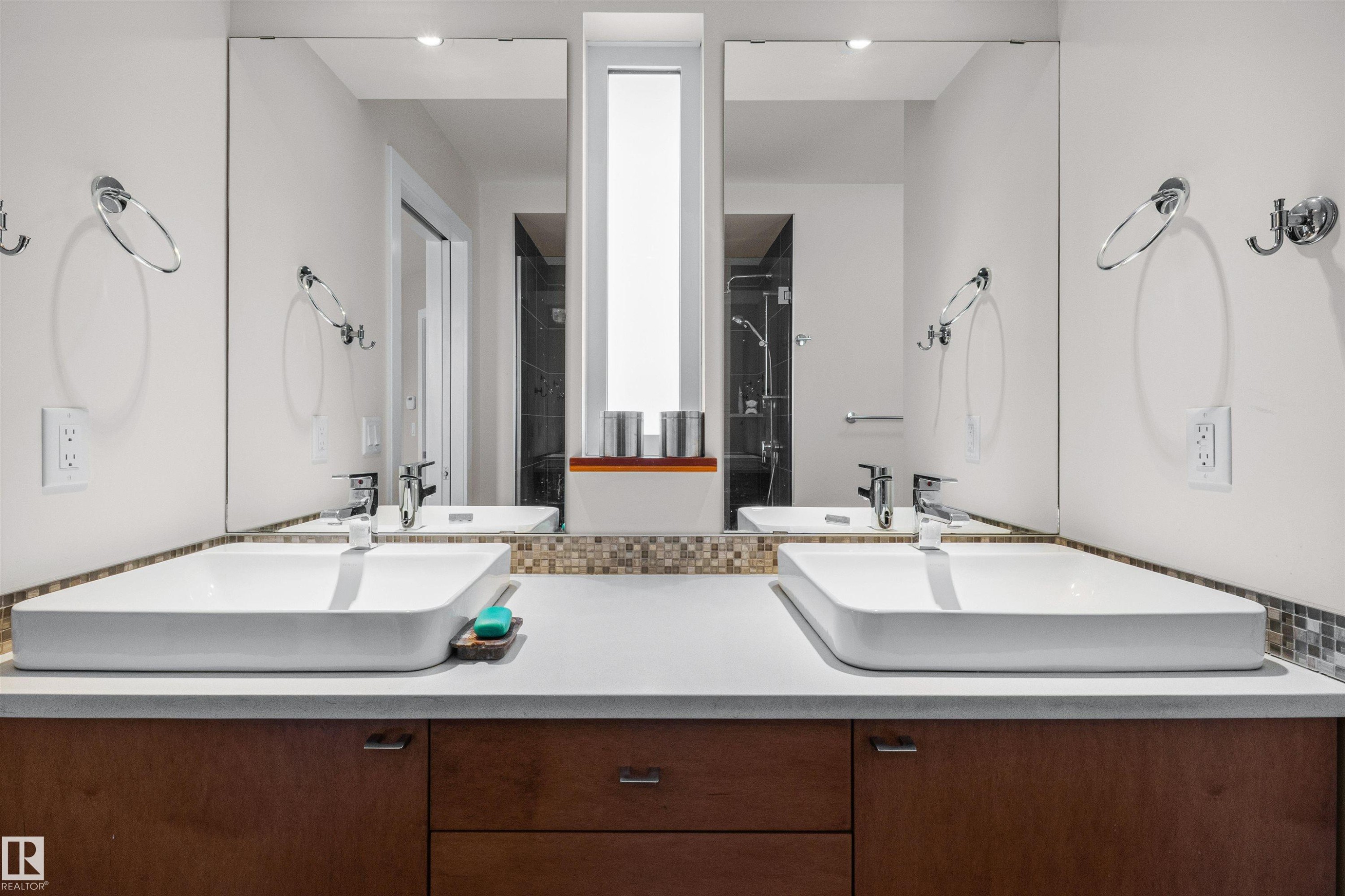 8839 93 Street, Edmonton, AB - Indoor Photo Showing Bathroom
