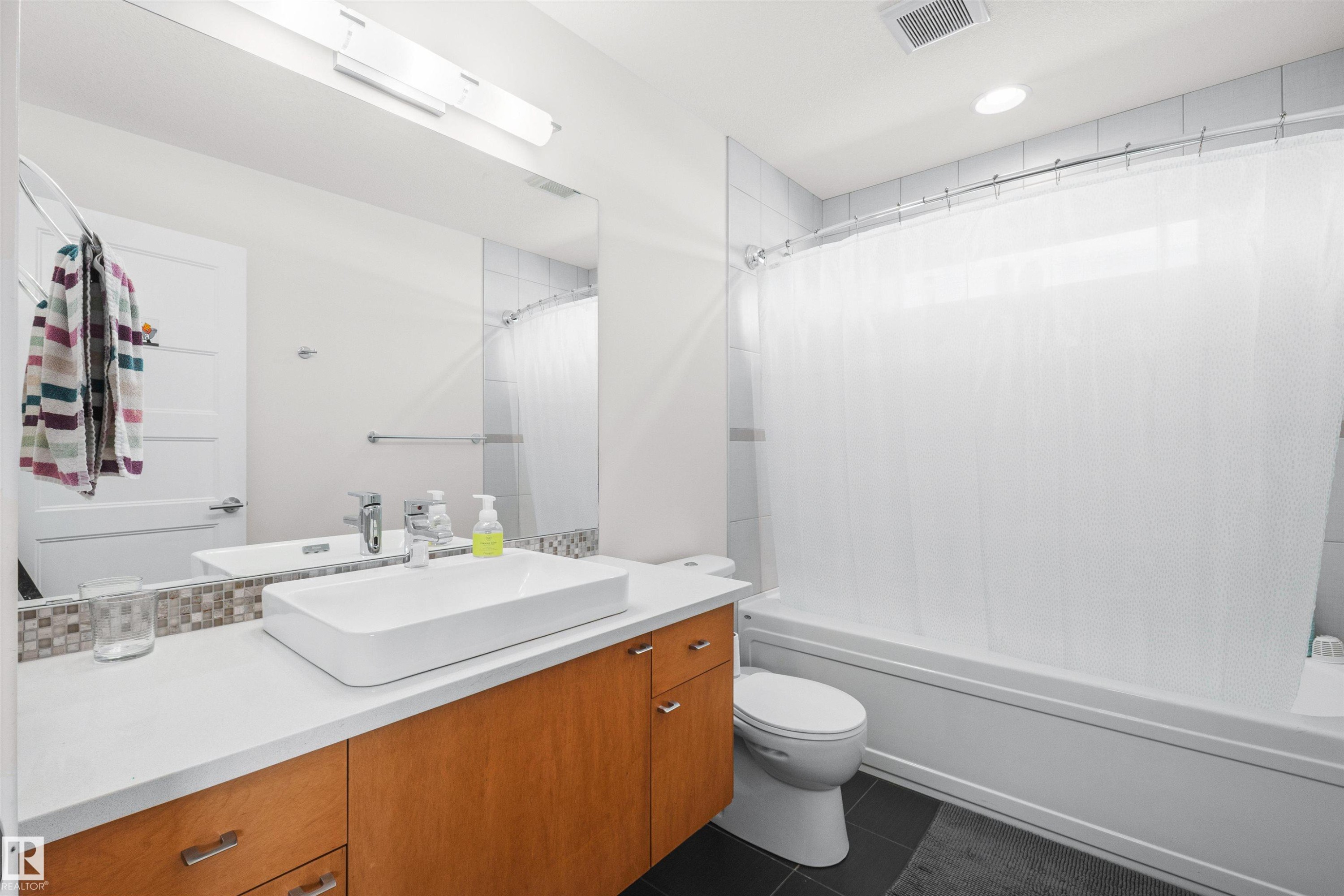8839 93 Street, Edmonton, AB - Indoor Photo Showing Bathroom