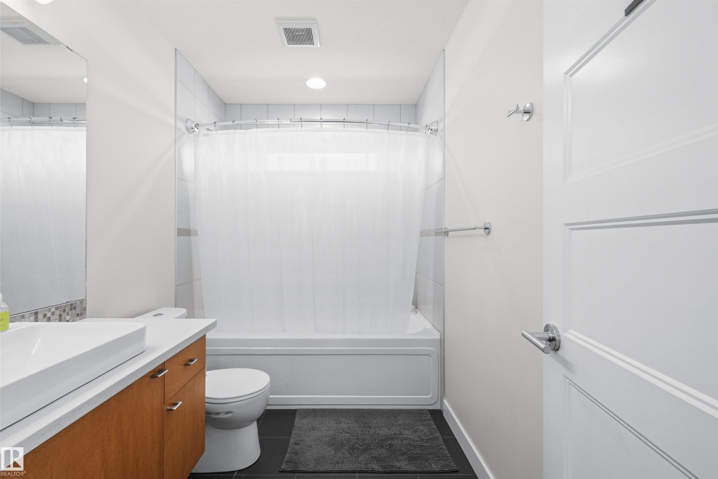 8839 93 Street, Edmonton, AB - Indoor Photo Showing Bathroom