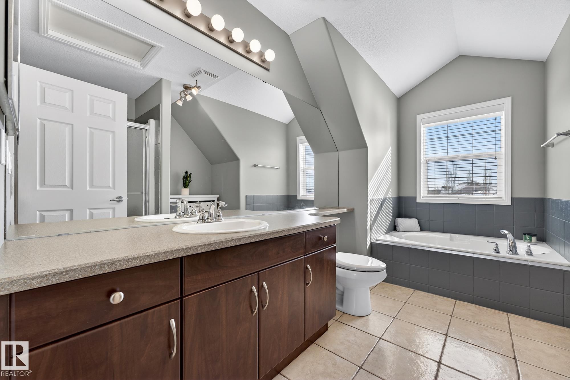 11 4367 Veterans Way, Edmonton, AB - Indoor Photo Showing Bathroom