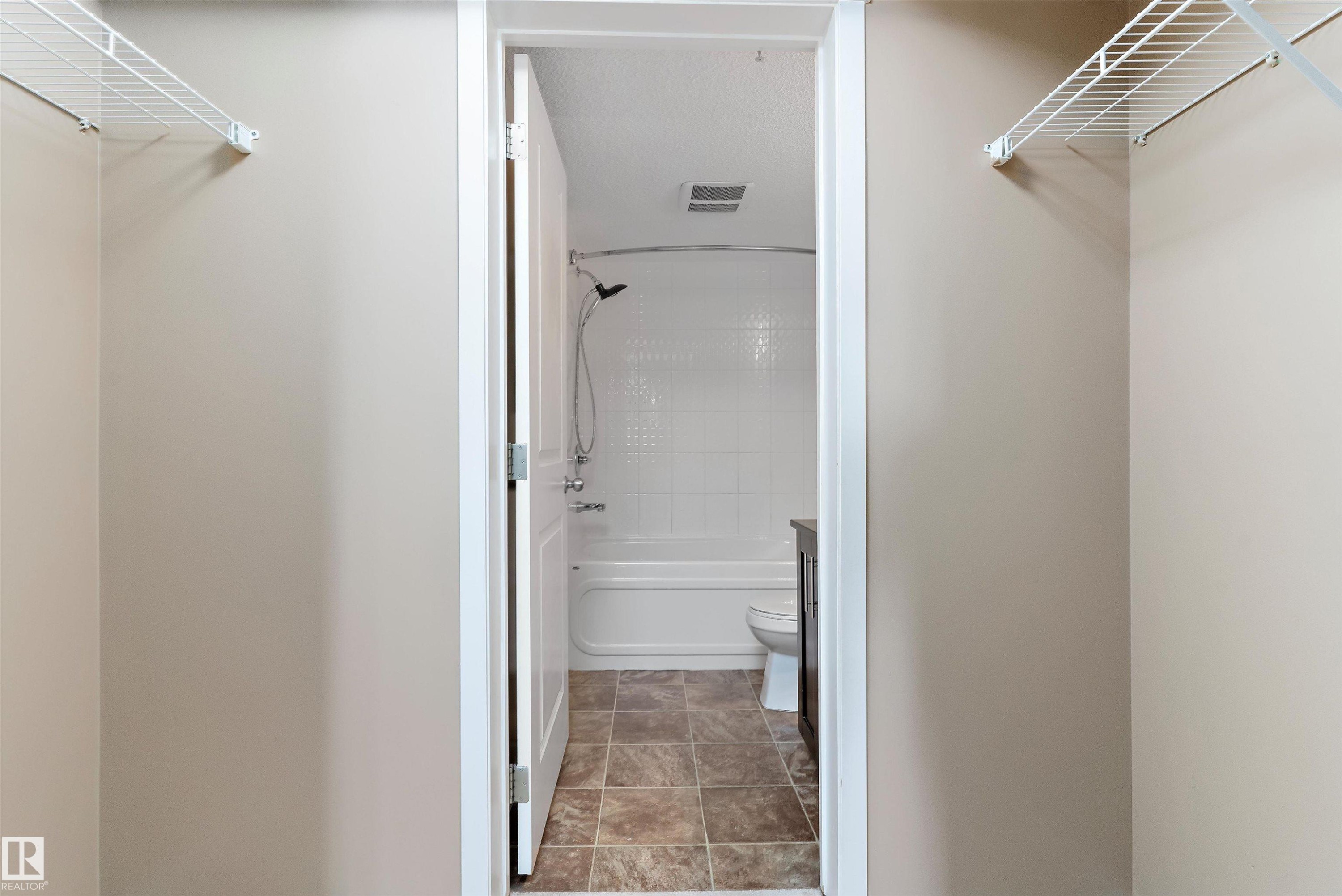 105 111 Watt Common, Edmonton, AB - Indoor Photo Showing Bathroom