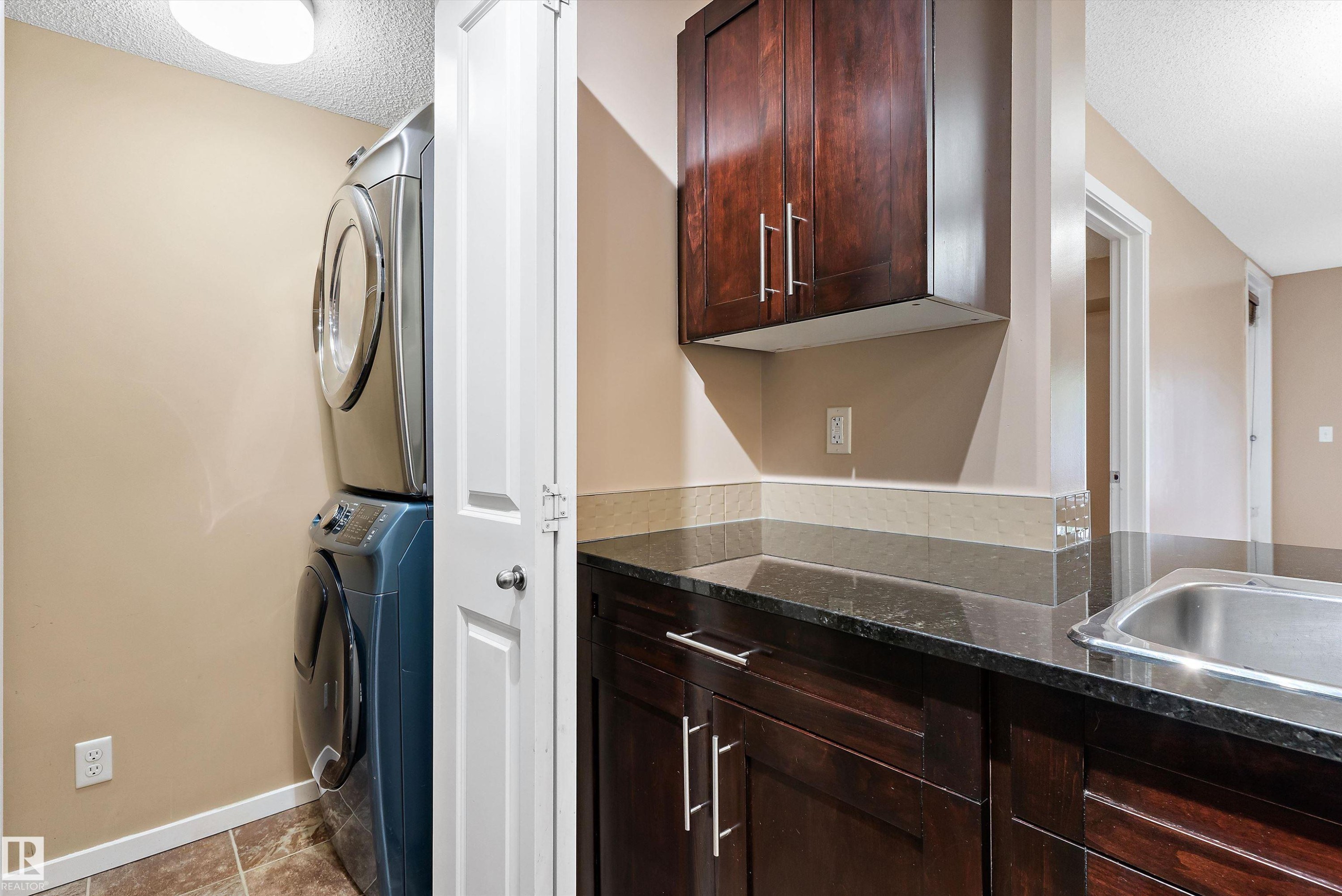 105 111 Watt Common, Edmonton, AB - Indoor Photo Showing Laundry Room