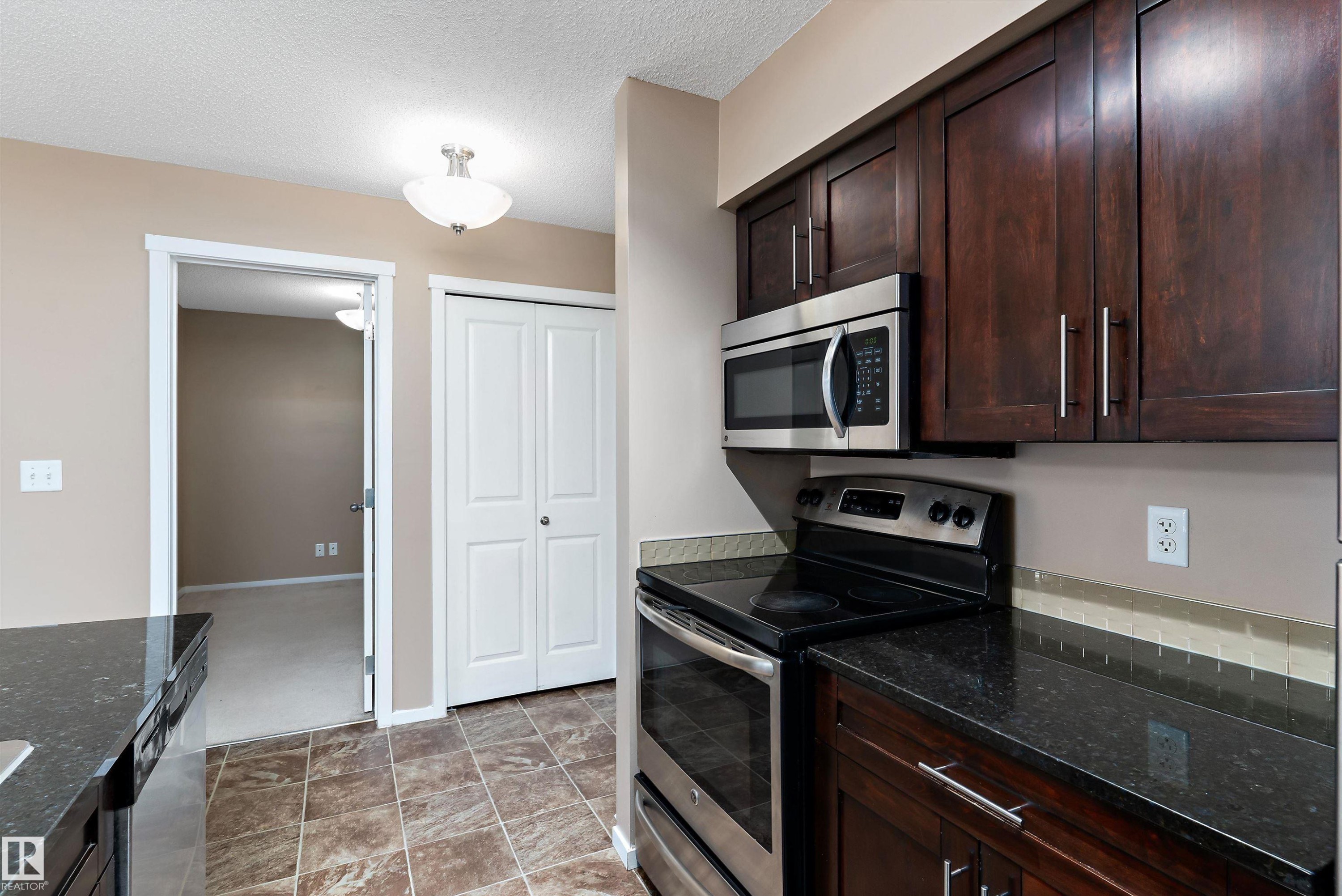 105 111 Watt Common, Edmonton, AB - Indoor Photo Showing Kitchen