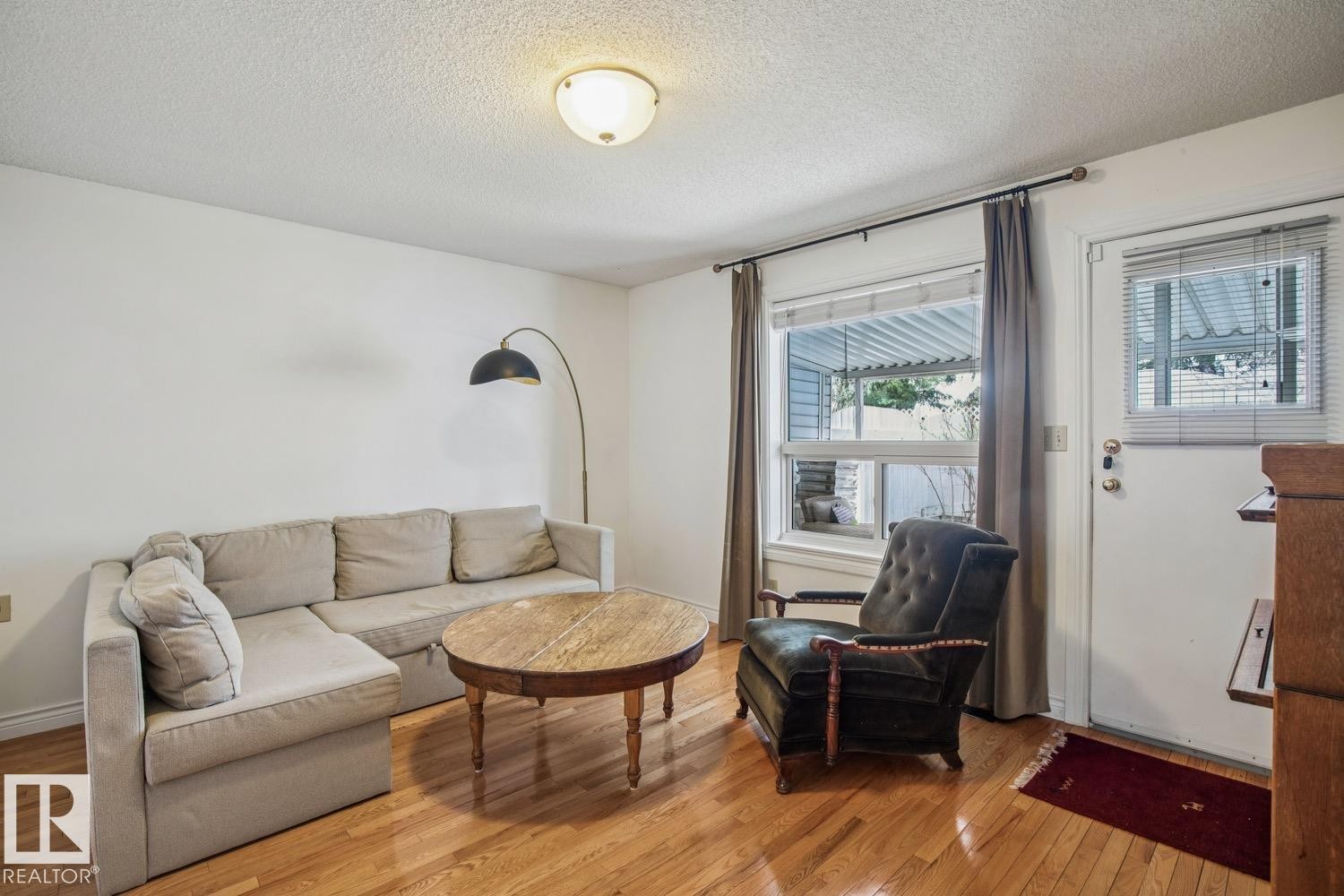 7531 137A Avenue, Edmonton, AB - Indoor Photo Showing Living Room