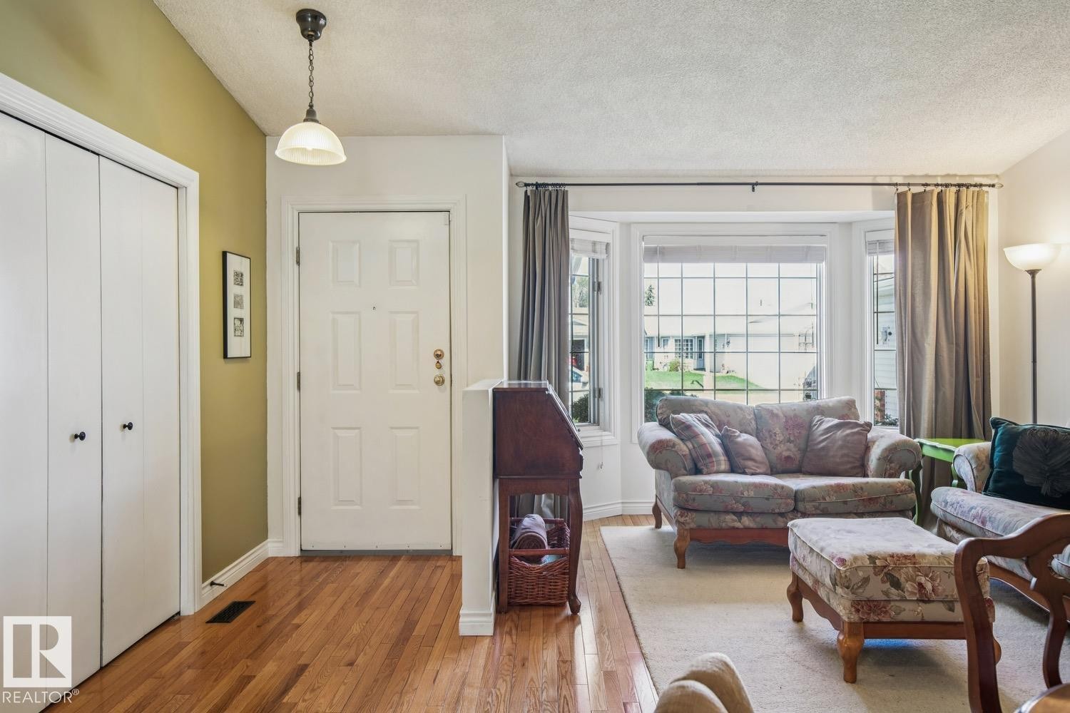 7531 137A Avenue, Edmonton, AB - Indoor Photo Showing Living Room