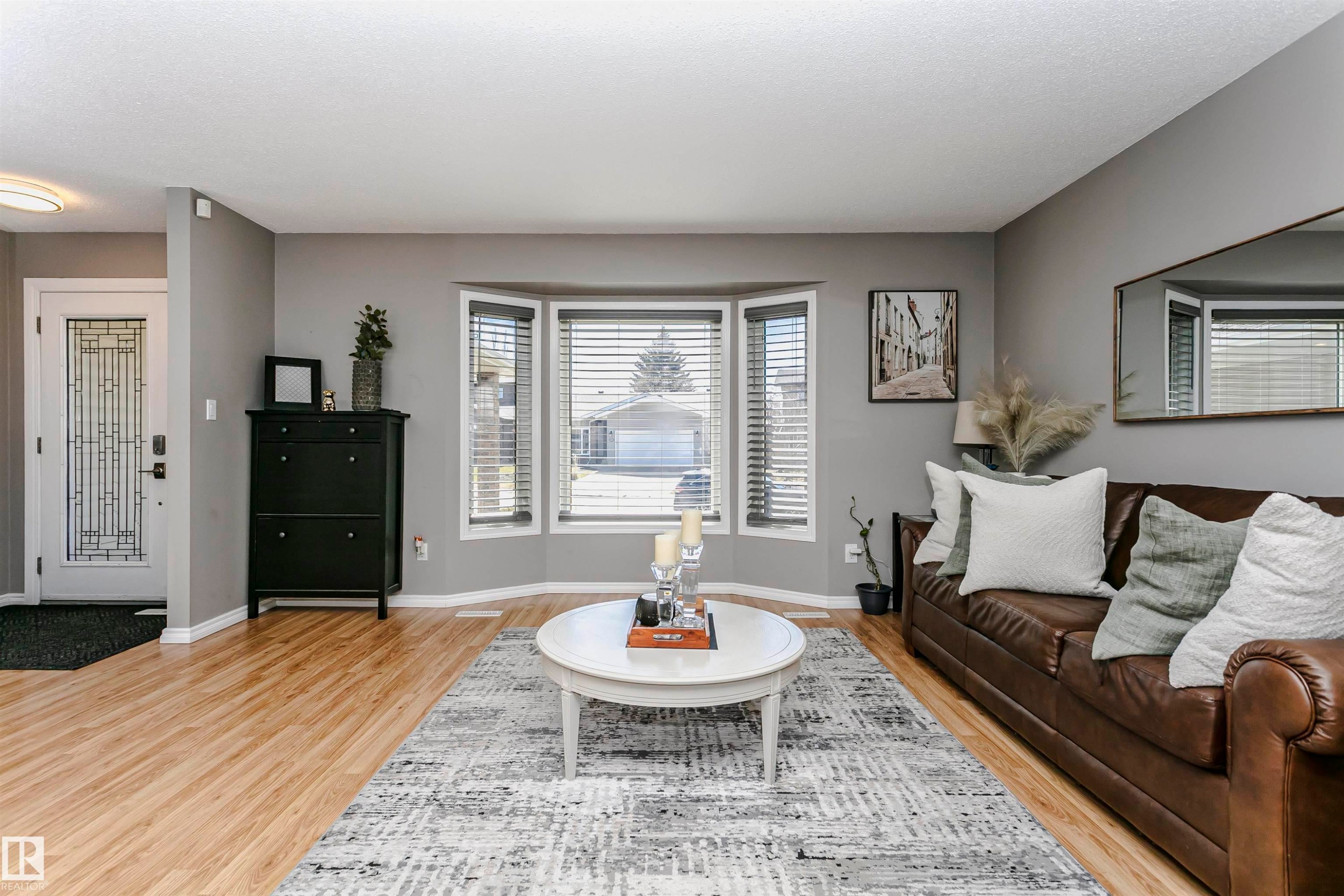 1044 106 Street, Edmonton, AB - Indoor Photo Showing Living Room