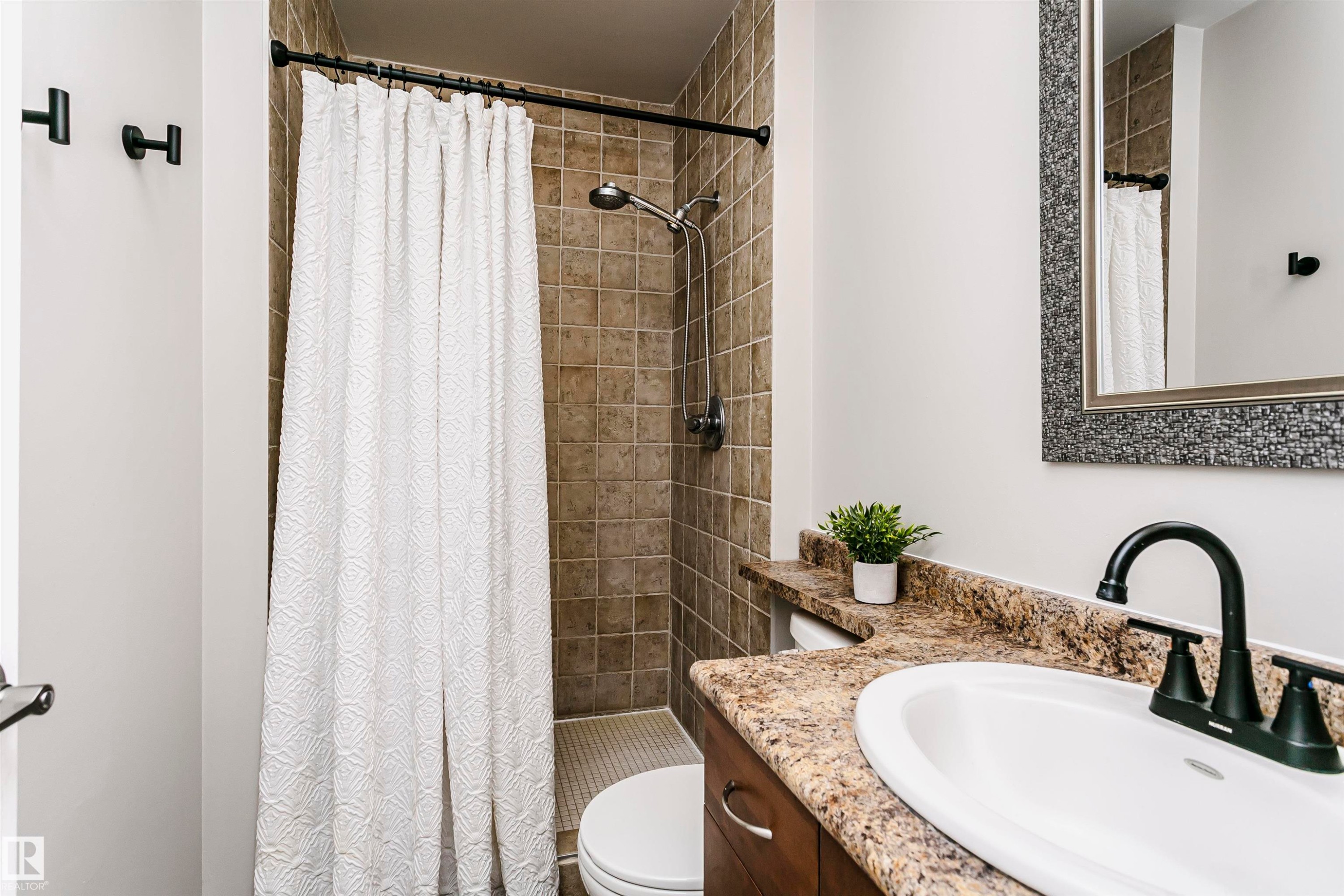 1044 106 Street, Edmonton, AB - Indoor Photo Showing Bathroom