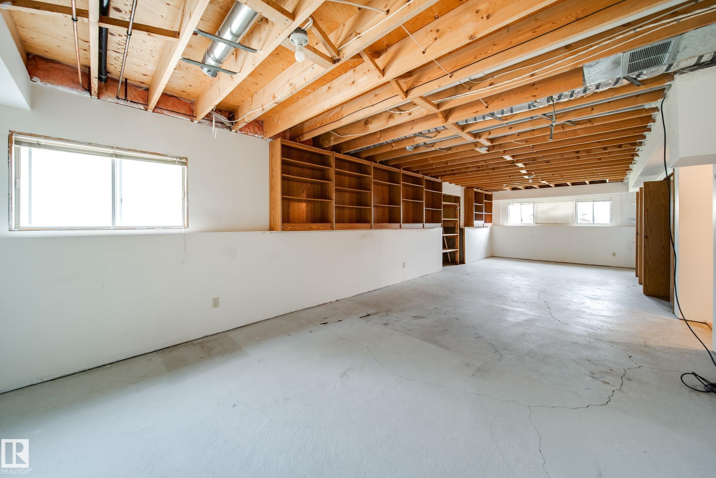 1030 106 Street, Edmonton, AB - Indoor Photo Showing Garage