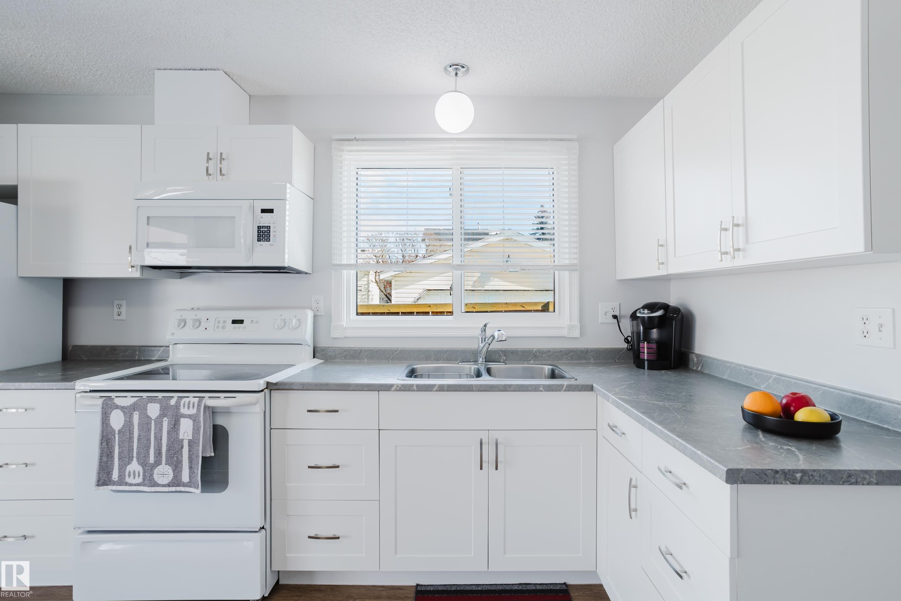 6 Kiniski Crescent, Edmonton, AB - Indoor Photo Showing Kitchen With Double Sink
