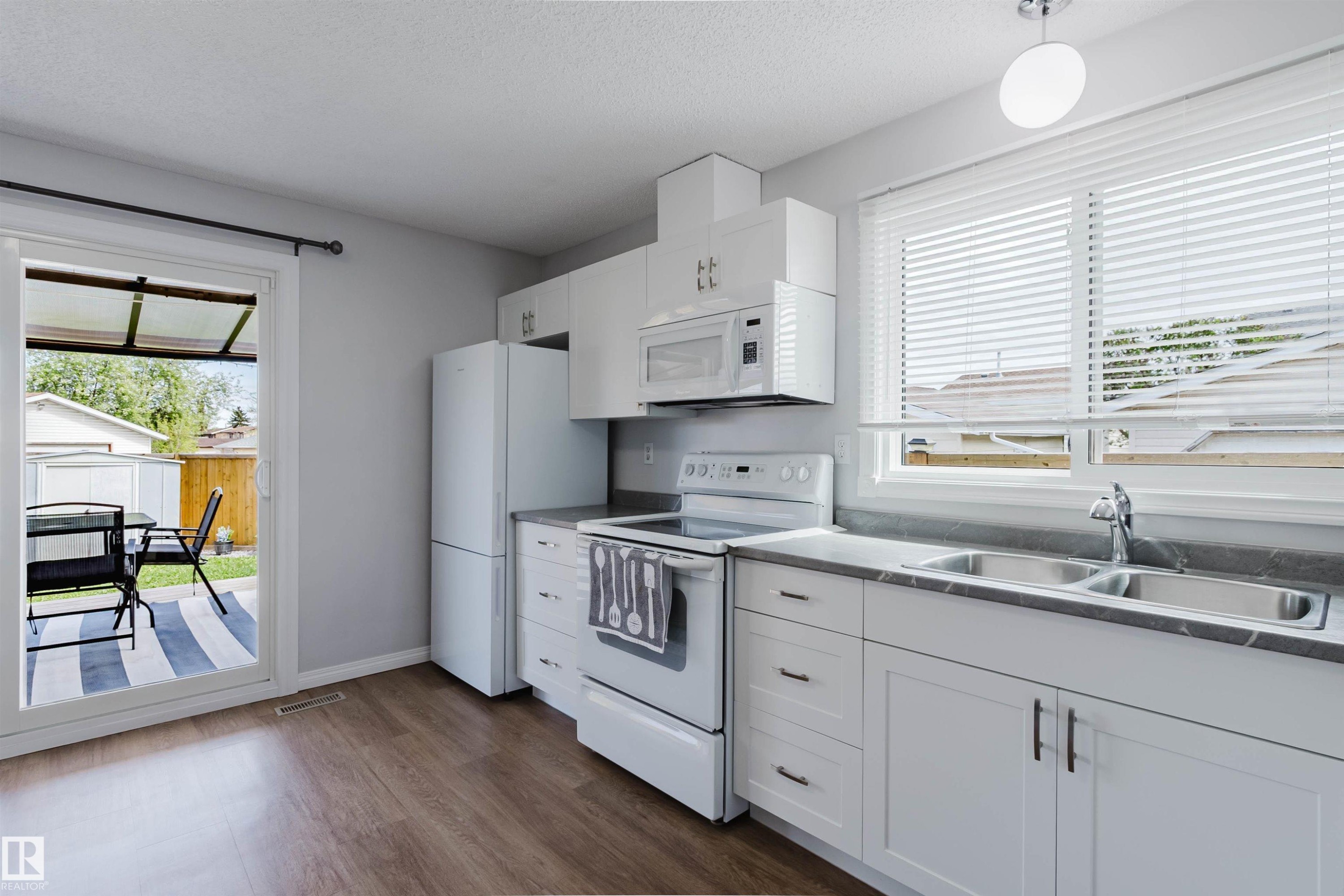6 Kiniski Crescent, Edmonton, AB - Indoor Photo Showing Kitchen With Double Sink